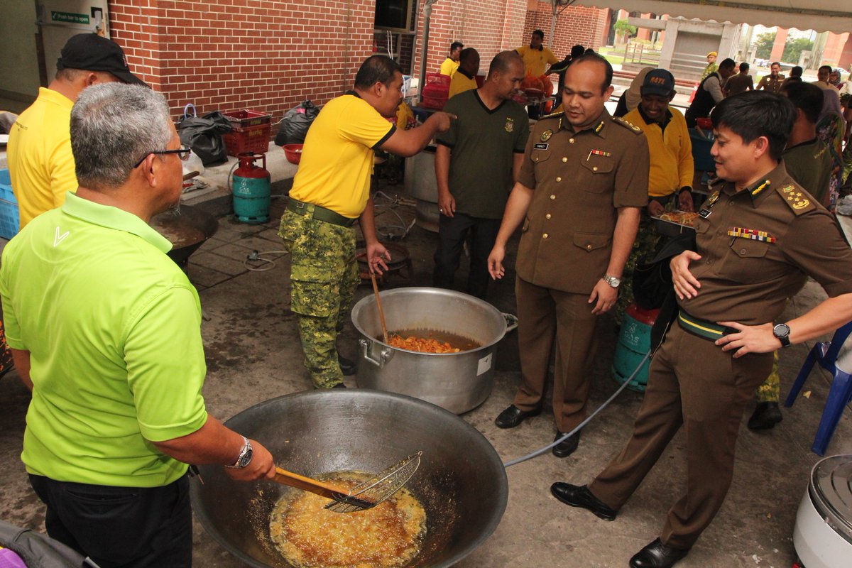 "Sentiasa memastikan hanya yang terbaik". KP RELA, bersama2 kakitangan &amp; anggota RELA di khemah penyediaan makanan sempena MAJLIS KESYUKURAN RELA MALAYSIA. <a href="/zulkifliabidin/">Zul Abidin</a> <a href="/KDNPUTRAJAYA/">KDN🇲🇾</a>