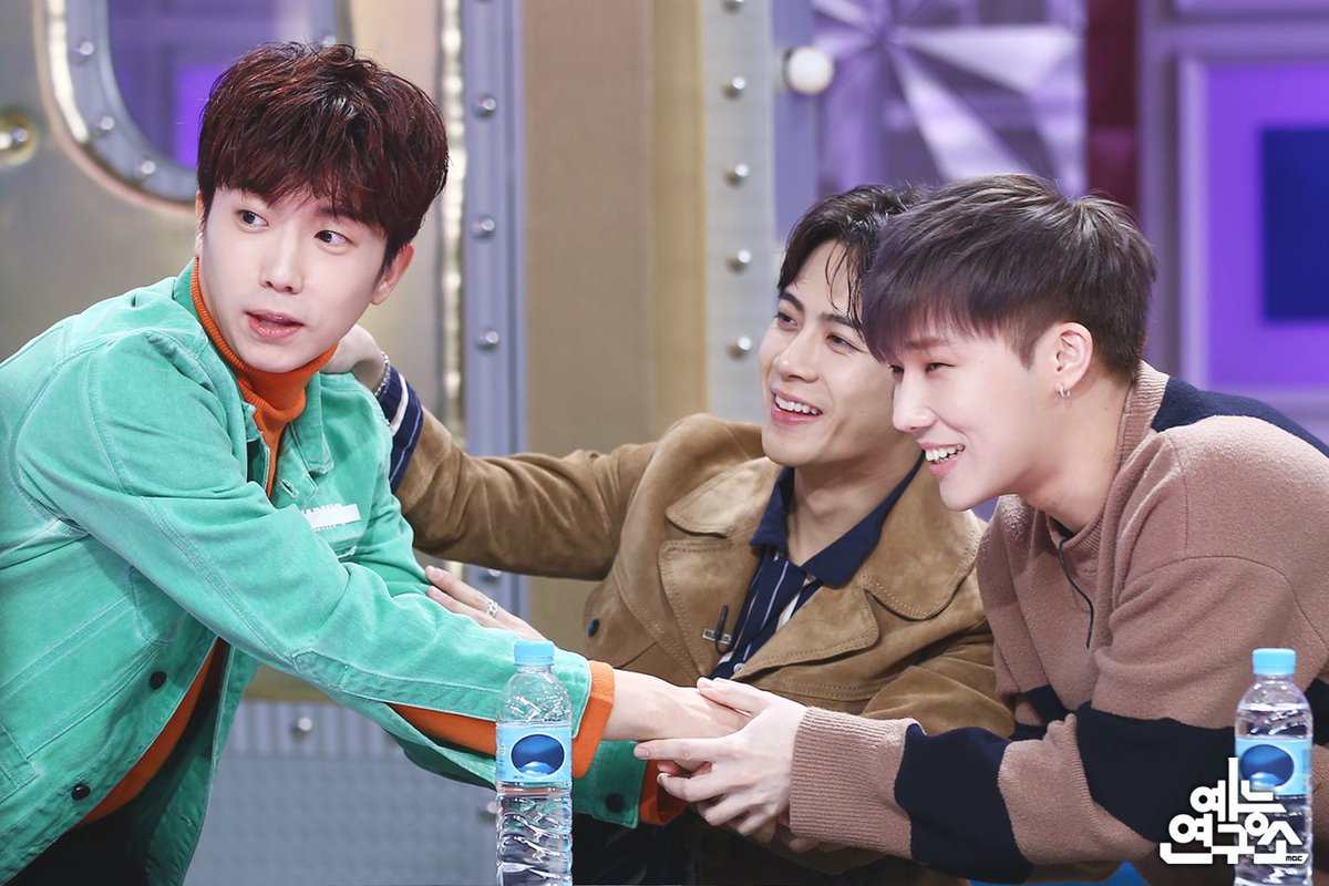 MBC_entertain's tweet photo. 오늘 자 라스 친목 모먼트💕
한낮 2시와 새벽 2시의 감성 권이랑 우영이
제왑 라인과 외딴섬 성규
오늘 처음 본 우영과 악수도 하규
스니와는 무슨일이야
#라디오스타 오늘 밤 11시 10분!
#조권 #장우영 #잭슨 #성규 https://t.co/u3frcPlVtt