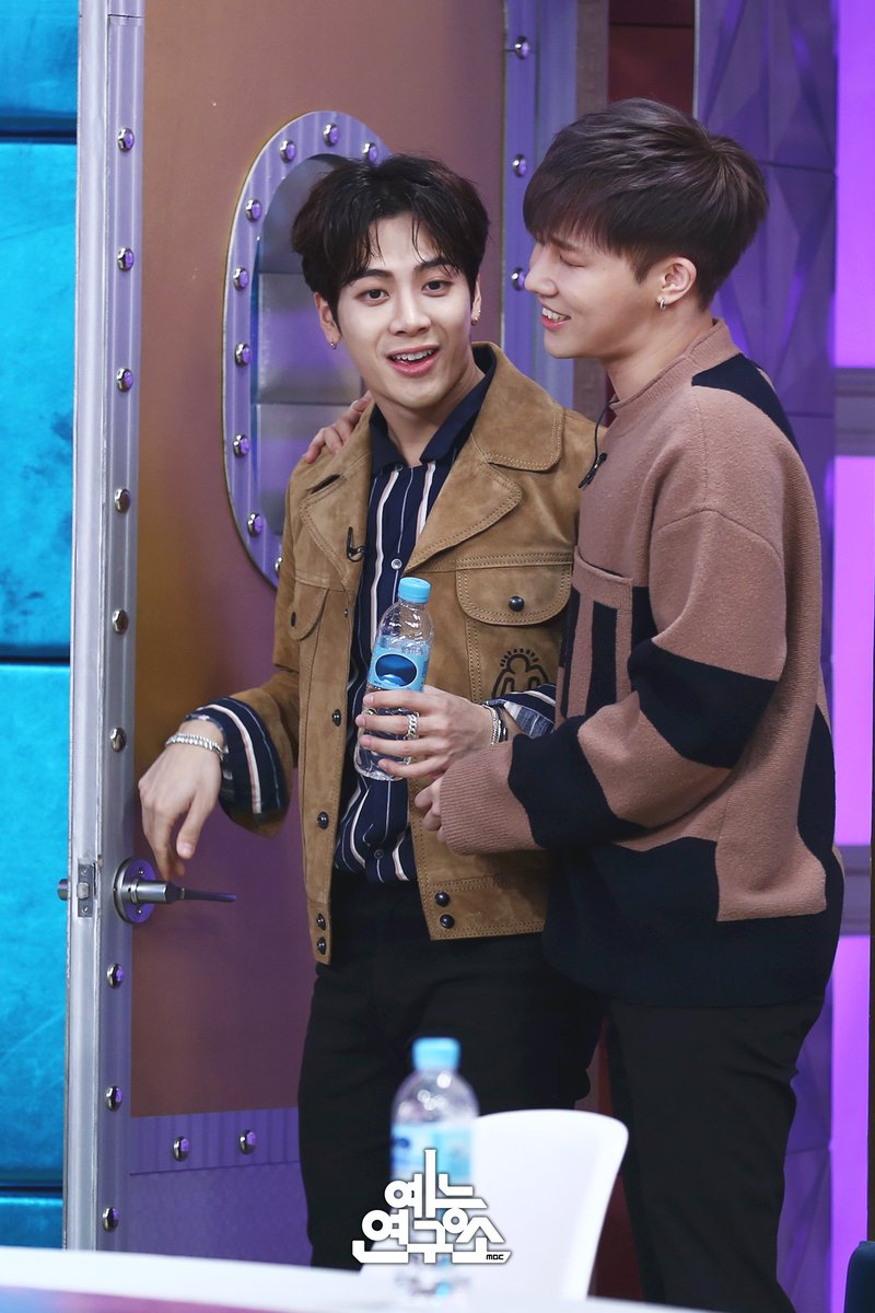 MBC_entertain's tweet photo. 오늘 자 라스 친목 모먼트💕
한낮 2시와 새벽 2시의 감성 권이랑 우영이
제왑 라인과 외딴섬 성규
오늘 처음 본 우영과 악수도 하규
스니와는 무슨일이야
#라디오스타 오늘 밤 11시 10분!
#조권 #장우영 #잭슨 #성규 https://t.co/u3frcPlVtt