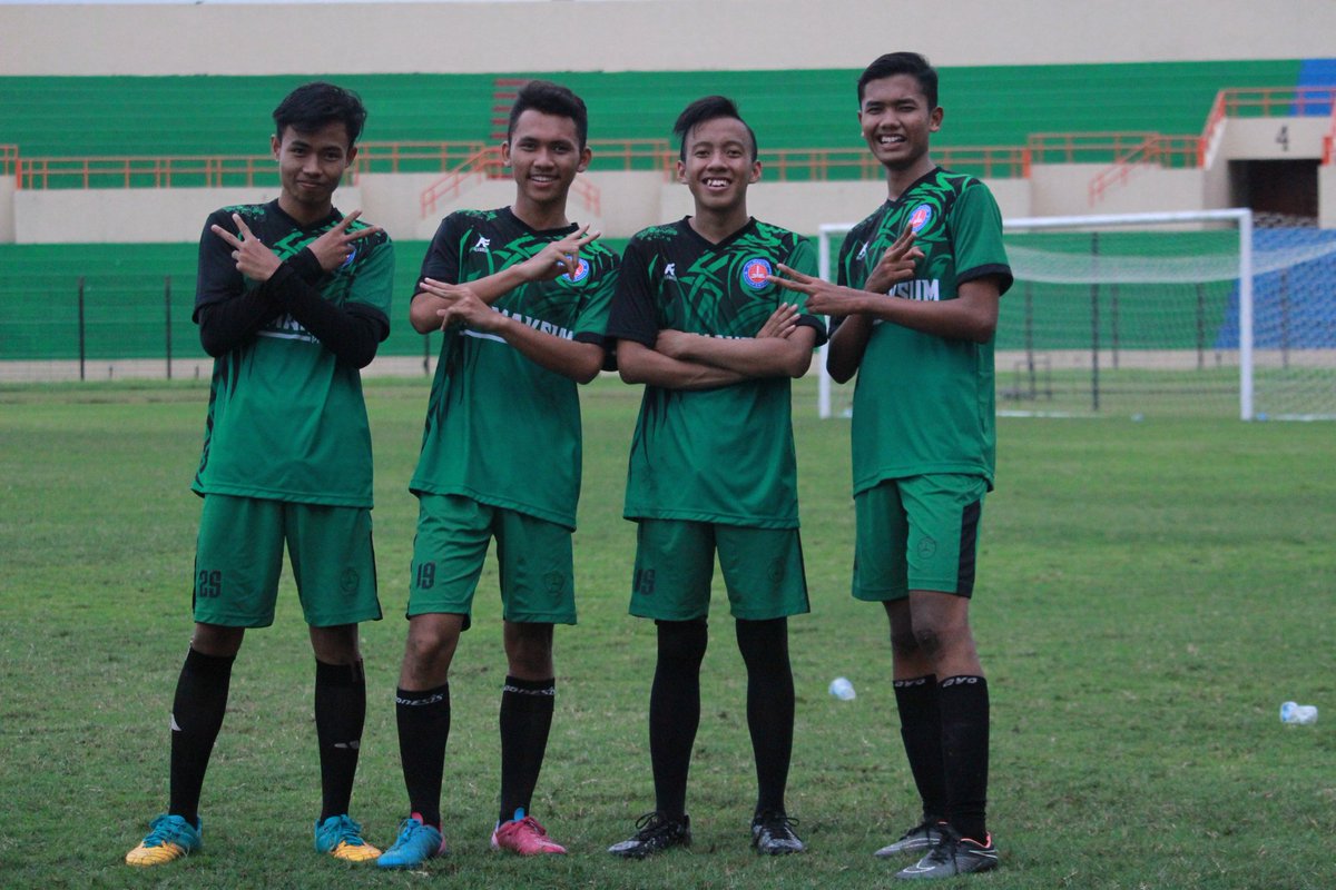 ElVotter's tweet photo. Percuma ganteng kalo gabisa main bola 😜 https://t.co/Yy2GTvr4CT