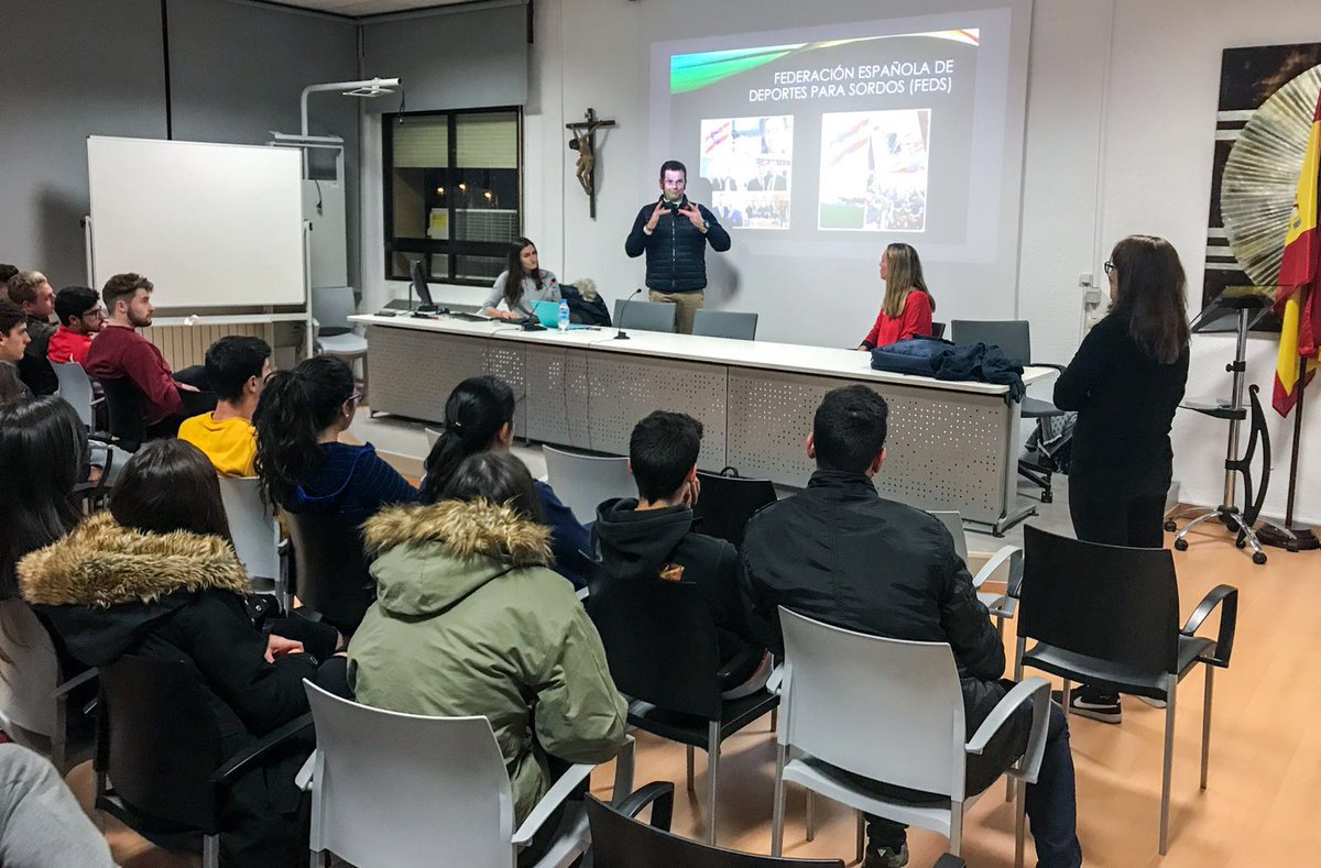 FADSinforma's tweet photo. El Presidente de la FADS, Antonio Jesús de la Rosa ha dado la charla sobre el deporte para los sordos y su experiencia como deportista en el colegio La Salle. https://t.co/cDz5YPgXRN
