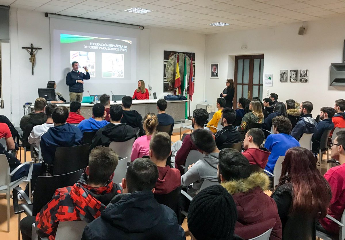 FADSinforma's tweet photo. El Presidente de la FADS, Antonio Jesús de la Rosa ha dado la charla sobre el deporte para los sordos y su experiencia como deportista en el colegio La Salle. https://t.co/cDz5YPgXRN