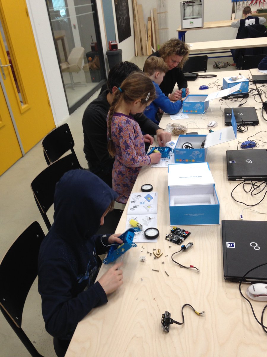 De MBot in actie met groot én klein  afgelopen zondag tijdens Rise Of The robots in het microlab. 18 februari sturen we in Rise Of The Robots 2 <a href="/kiwielectro/">Kiwi Electronics</a> de Mbot op missie. Kaartjes koop je hier bibliotheekeindhoven.nl/actueel/activi…