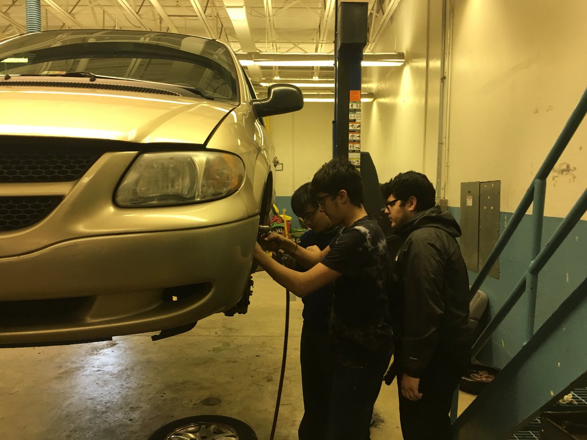 APSAutoTechcc's tweet image. Working on brakes in Auto tech 1, Mr. Little. @APS_CTAE ,@APSCareerCenter ,@APHealeyACC ,@Margaretchungcc