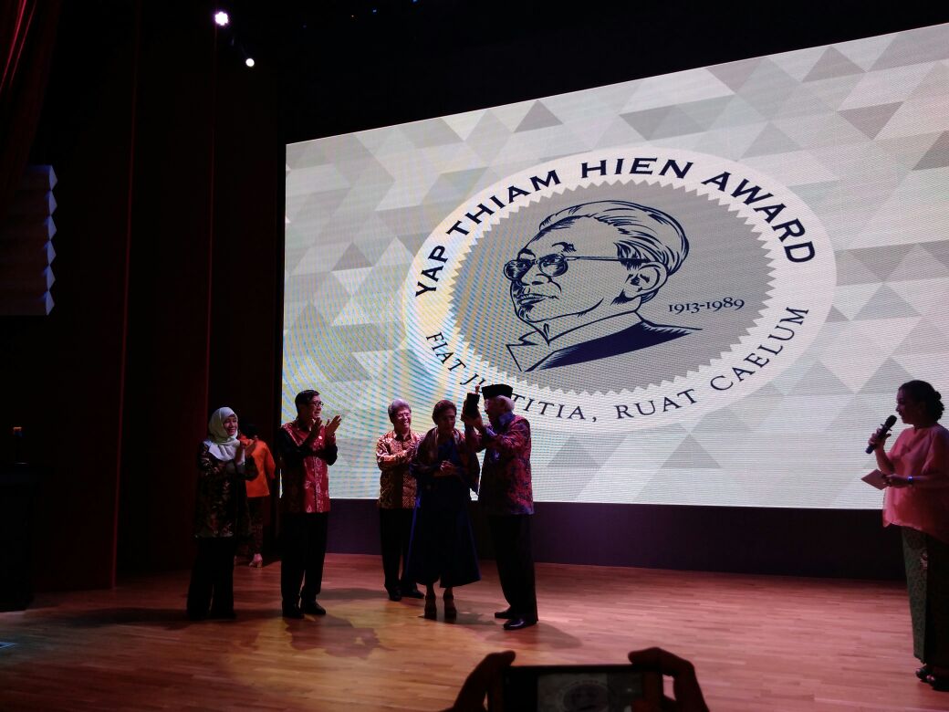 nu_online's tweet photo. Kiai @gusmusgusmu mendapatkan anugerah Pejuang Hak Asasi Manusia tahun 2017 dari Yayasan Yap Thiam Hien. Penghargaan ini dianugerahkan di Gedung Perpustakaan Nasional Jalan Merdeka Barat, Jakarta (24/1). https://t.co/lWT2HbcVfC