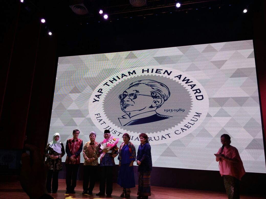 nu_online's tweet photo. Kiai @gusmusgusmu mendapatkan anugerah Pejuang Hak Asasi Manusia tahun 2017 dari Yayasan Yap Thiam Hien. Penghargaan ini dianugerahkan di Gedung Perpustakaan Nasional Jalan Merdeka Barat, Jakarta (24/1). https://t.co/lWT2HbcVfC