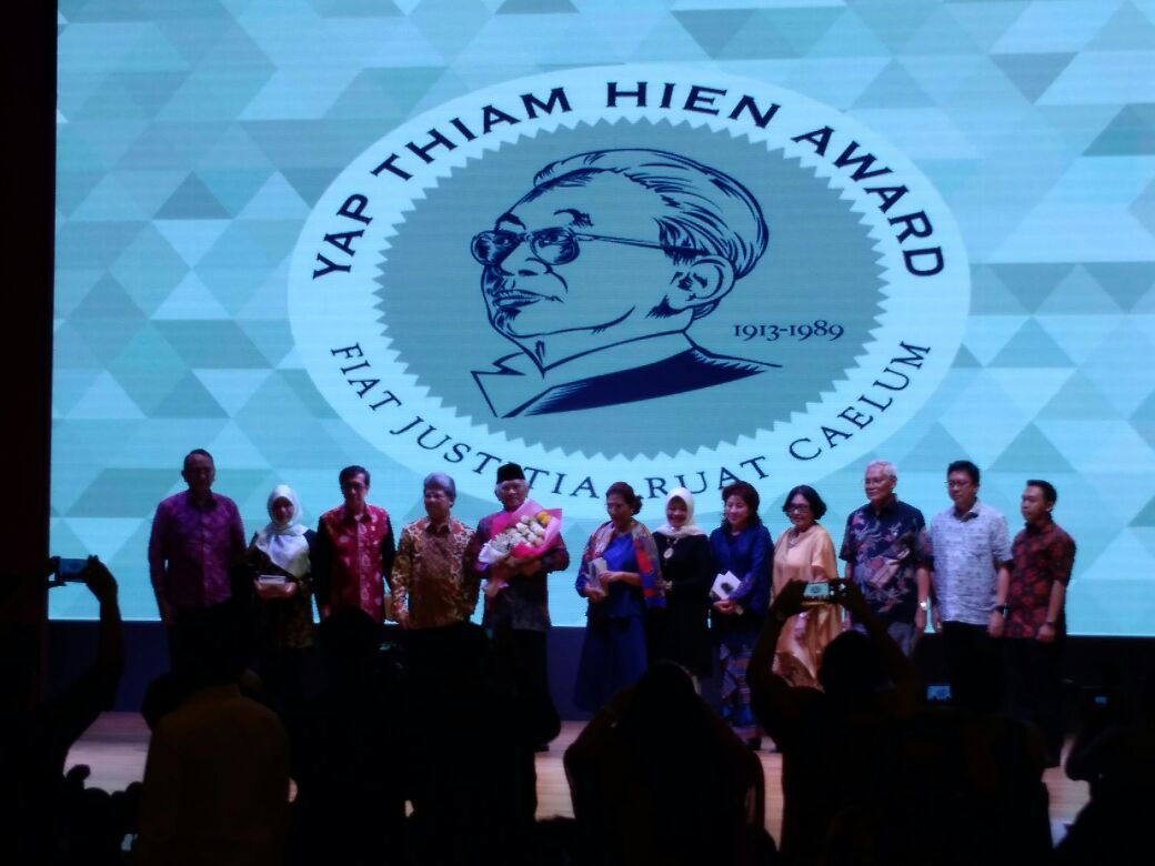 nu_online's tweet photo. Kiai @gusmusgusmu mendapatkan anugerah Pejuang Hak Asasi Manusia tahun 2017 dari Yayasan Yap Thiam Hien. Penghargaan ini dianugerahkan di Gedung Perpustakaan Nasional Jalan Merdeka Barat, Jakarta (24/1). https://t.co/lWT2HbcVfC