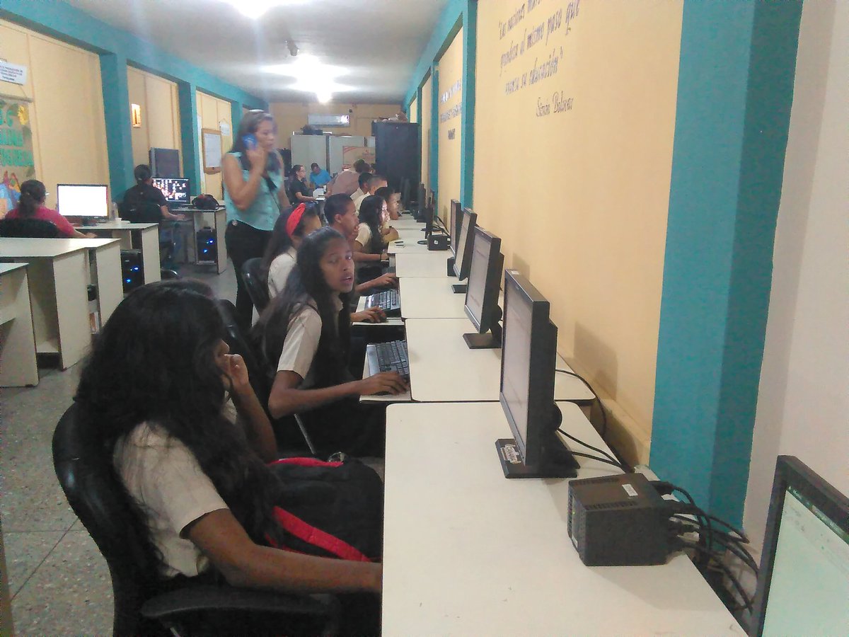 fundabitpor's tweet photo. Estudiantes de la UEN Álvaro Escalona César presentan su Prueba de Exploración Vocacional @Fundabit https://t.co/2gdKsdGcrP