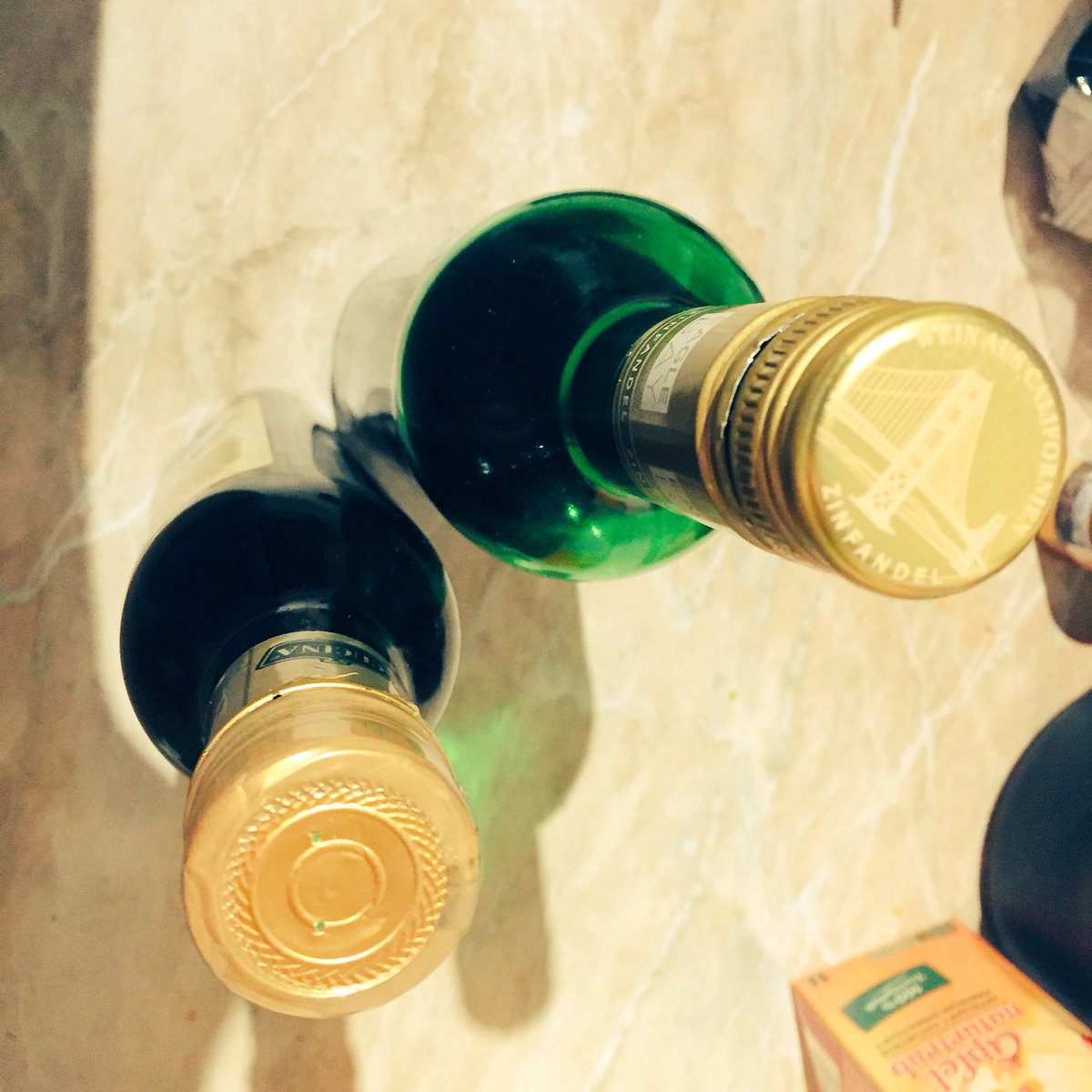 randyehrich's tweet photo. Küchenwein und Olivenöl stehen zu dicht nebeneinander und ähneln sich äußerlich zu sehr. Erlebt mich, wie ich mich am Eisbergsalat berausche https://t.co/oFgP1vmcjm