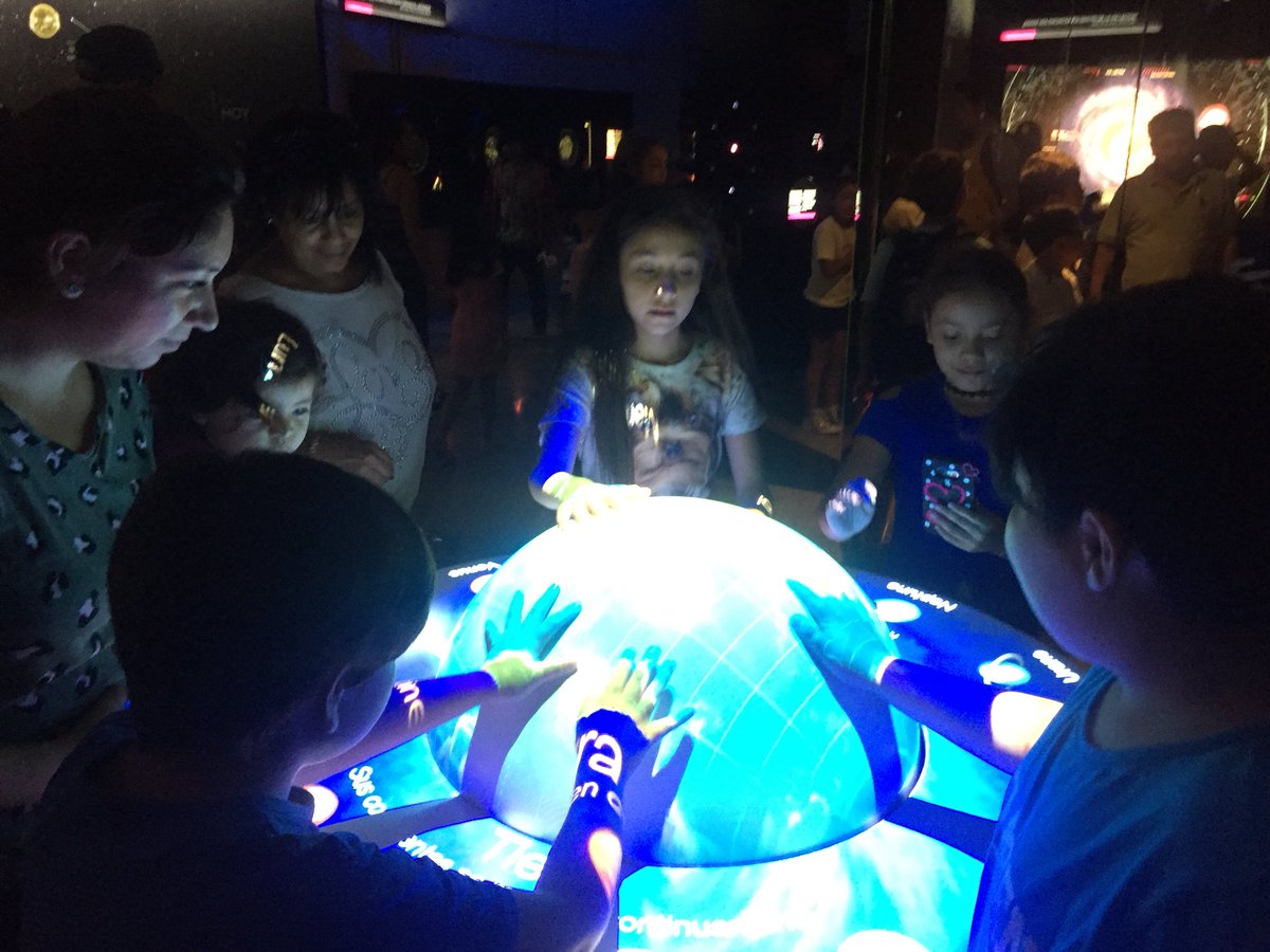 FUNFAPENALOLEN's tweet photo. CON EL MUNDO EN LAS MANOS PARTIMOS NUESTRO RECORRIDO POR EL TÚNEL DEL UNIVERSO, MARAVILLOSO☄️⭐️🌔@MIM_museo @funfamilias https://t.co/vNYl2w3EEB