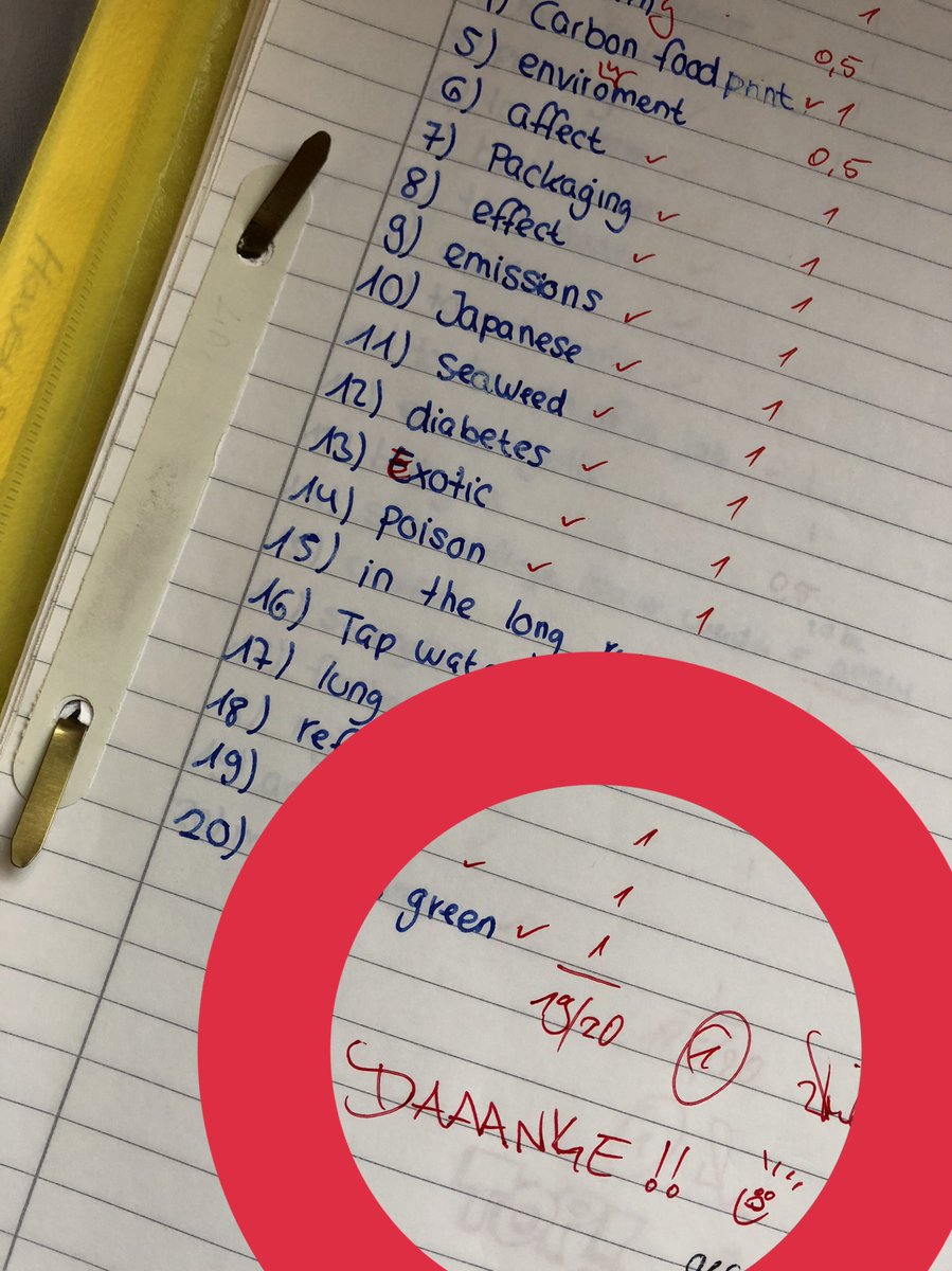 beee_lina's tweet photo. Ich Feier mein Englisch Lehrer so sehr , er schreibt einfach Danke unter mein Vokabeltest , HAHAHAH 😂 ich habe ihn den so gefragt warum er das gemacht hat und er den so „Lina du hast du mit den Vokabel Test mein Tag verschönert“ HAHAHAH die Anderen waren eher im 3-6 Bereich. 😂 https://t.co/9jWQuaYLlz