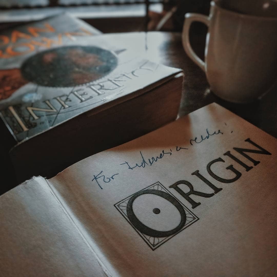 PenerbitMizan's tweet photo. Robert Langdong diundang menghadiri acara pengungkapan penemuan Edmond Kirch
.
Langdon dipaksa untuk memecahkan masalah, lewat misteri yang tersembunyi dan bersentuhan dengan orang-orang ternama dalam dunia seni dan karya-karya mereka. 
.
#PenerbitMizan #OriginIndonesia https://t.co/HBvoNWFlrs