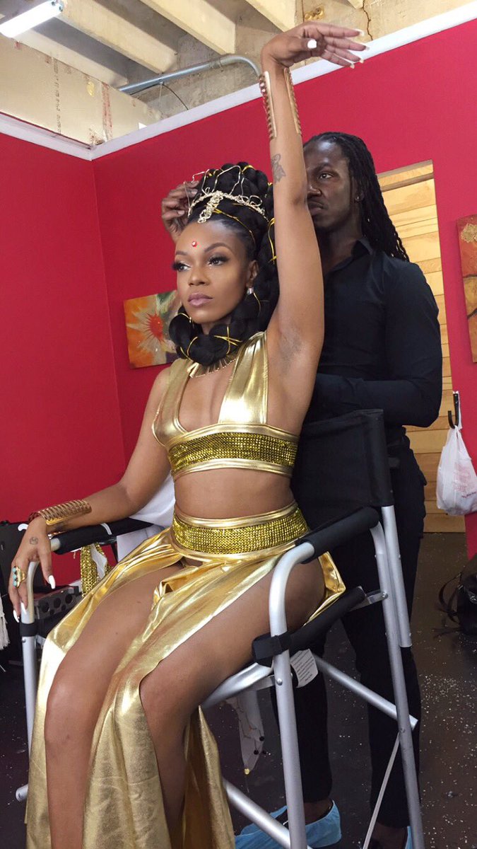 EMPRESSRAW's tweet photo. BTS of yesterday’s shoot #Goddess special s/o to my stylist @Trini_Styles https://t.co/Pk9xblY9mL