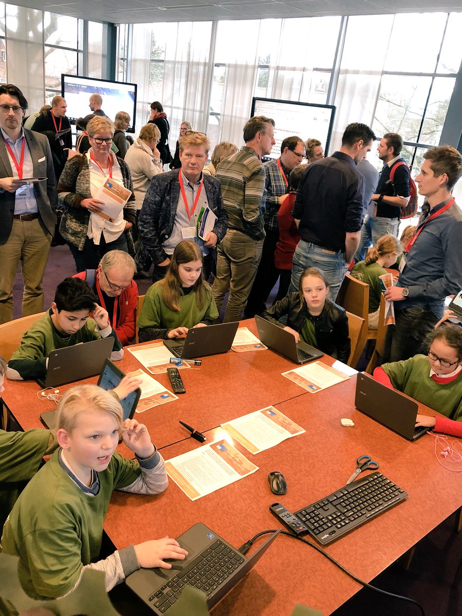 Enthousiaste leerlingen die aan nieuwsgierige gasten demonstreren hoe het werken in de Google omgeving precies gaat. Veel mooier kan haast niet.... #HICTDag18