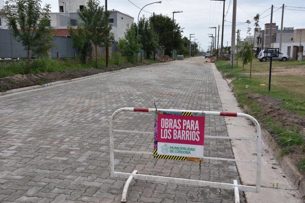 ramonjmestre's tweet photo. Los adoquines quedan muy bien y hacen que los espacios se luzcan. Miren cómo están quedando en Spilimbergo Norte, un barrio que hace poquito decidieron llamar así las familias. https://t.co/Nn1YSUO80G