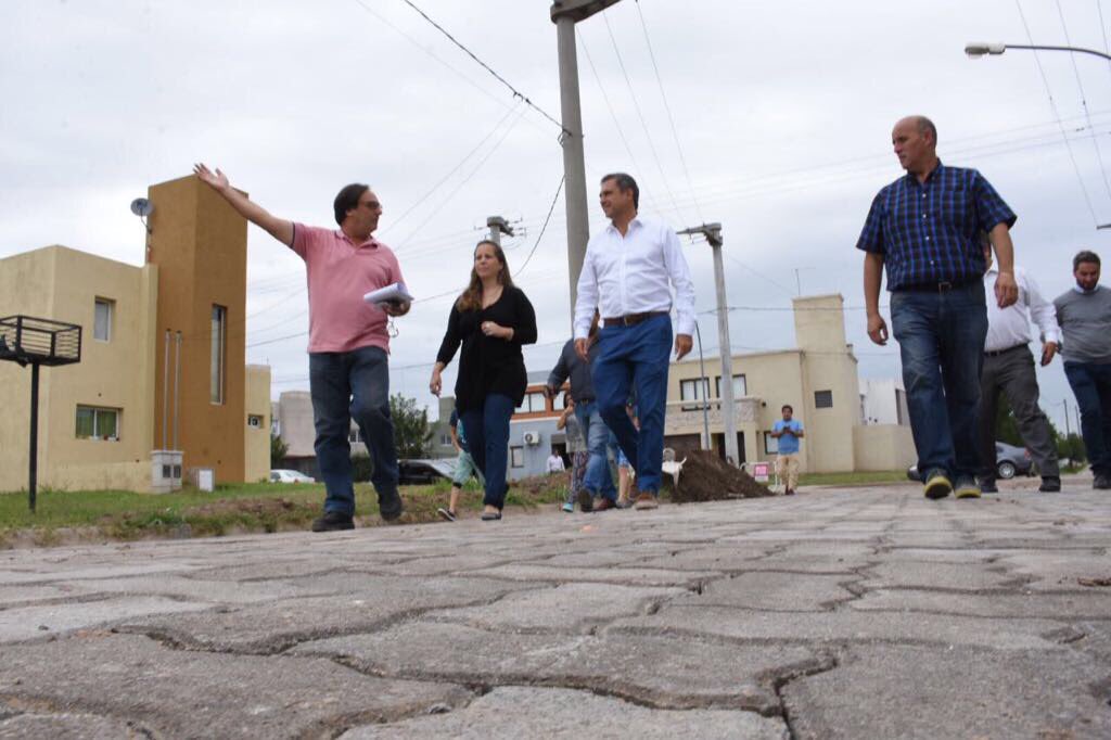 ramonjmestre's tweet photo. Los adoquines quedan muy bien y hacen que los espacios se luzcan. Miren cómo están quedando en Spilimbergo Norte, un barrio que hace poquito decidieron llamar así las familias. https://t.co/Nn1YSUO80G