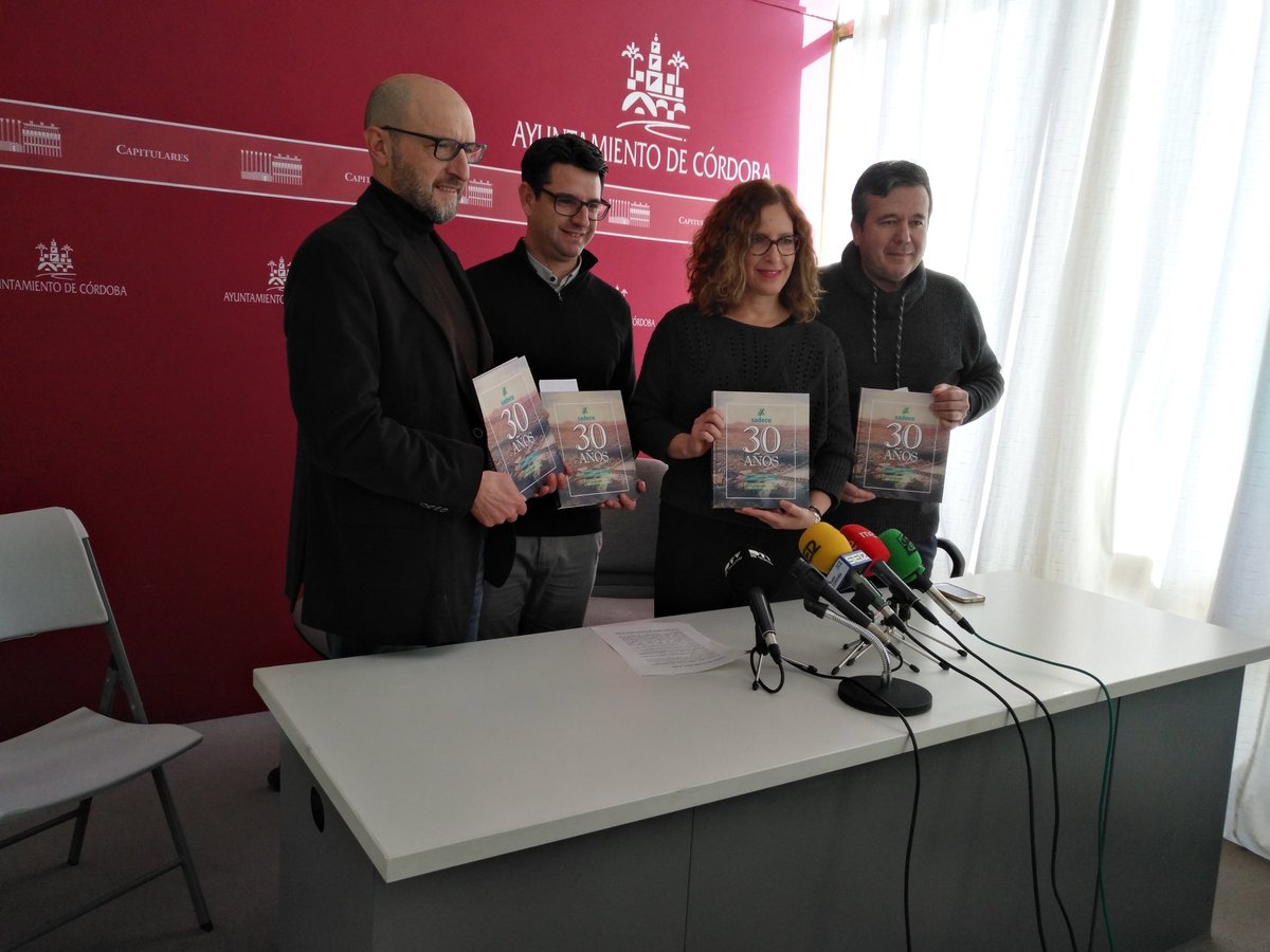 sadecocordoba's tweet photo. En el día de hoy ha sido presentado el libro que recoge los 30 años de gestión de residuos de @sadecocordoba , además de realizar un recorrido por la historia de la Higiene Urbana pasando por la época romana, musulmana, francesa hasta llegar a la actual. @ayuncordoba_es https://t.co/hqmaDde8Nh