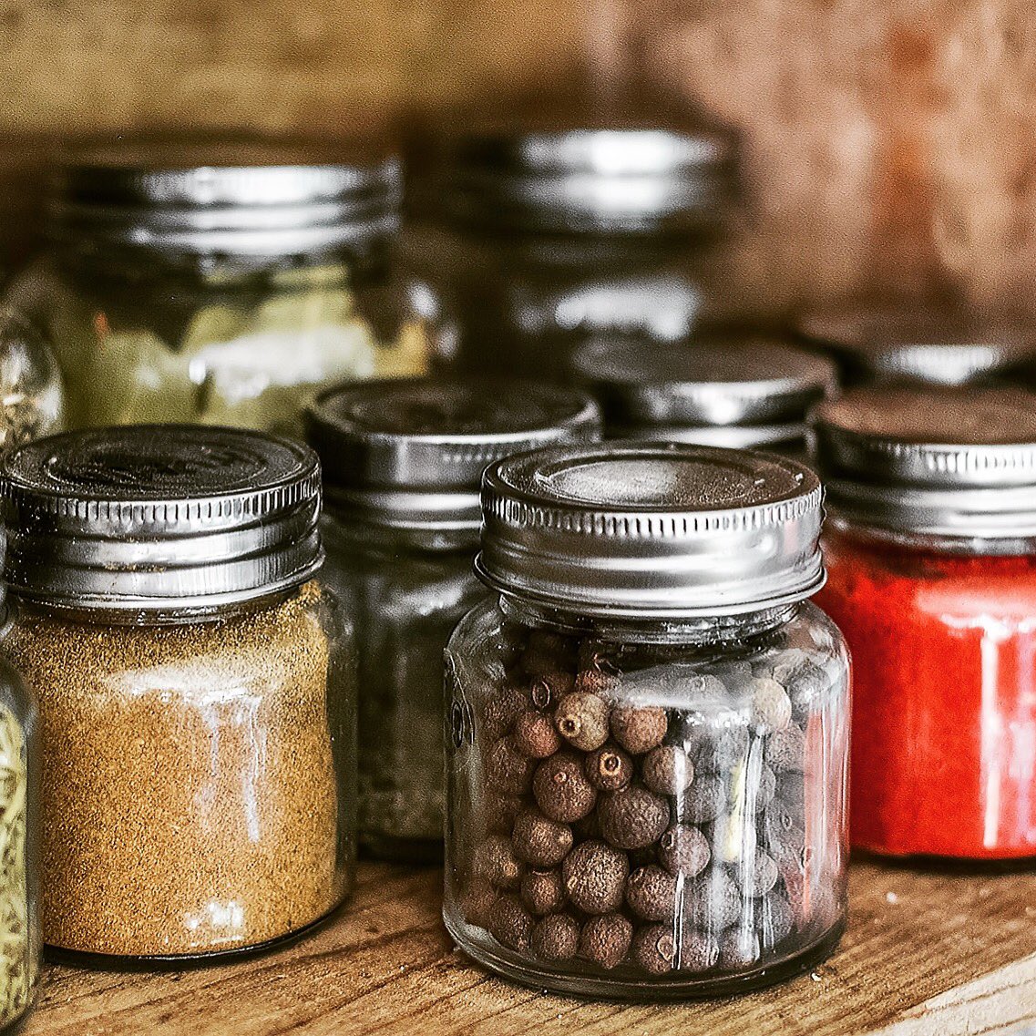 Toutsuitetho's tweet photo. #ToutSuite #TipOfTheDay
Keep #Herbs&amp;Spices in a dark place such as a cupboard or pantry. Light causes them to fade &amp; lose their flavour 
#StayOrganised #PantryOrganisation #Hints&amp;Tips LoveYourHome https://t.co/rRTd6Jv9c7