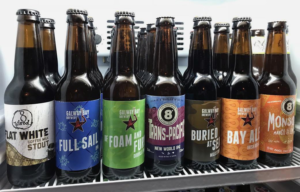 ZurdoAsqueroso's tweet photo. Hoy, en: "novedades en el #Zurbanismo que más vale probar rápido porque sino se las bebe @esbirrodebirra 😎".
👉 Flat White de @8wiredbrewing
👉 Full Sail, The Foam and The Fury, Buried at the Sea y Bay Ale de @galwaybeer
👉 Trans-Pacific (IPA) y Monsoon de @8degreesbrewing https://t.co/SrWLRXf0Ai