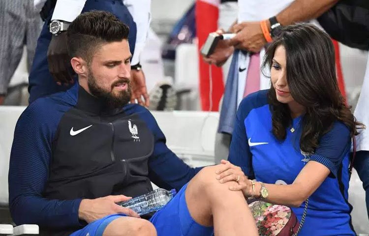 жерар пике и официантка. футболист изменивший жене. футболист изменивший жене. оливье жиру и дженнифер. жены известных футболистов.