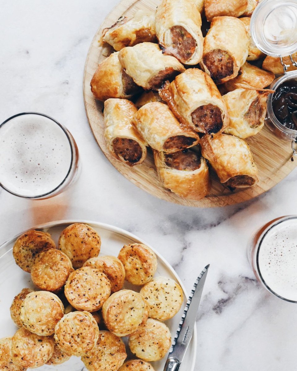 DaisyGreenFood's tweet photo. As well as our beaut 8-course menu to celebrate #AustraliaDay on Fri (tix here https://t.co/xBODSPsnxk), AND giving away lamingtons with every ☕, we'll also be giving away our gorgeous sausage rolls &amp; pies at #DarcieGreen, #MayGreen &amp; #BeanyGreen in @PaddingtonCen! 😱🇦🇺🇦🇺 https://t.co/bCBjOe3fV3