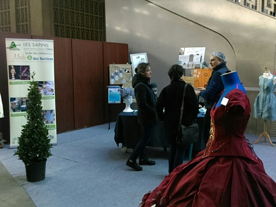 LMThomasPesquet's tweet photo. Venez découvrir les formations de la filière Mode et Habillement du lycée #LesSapins aujourd'hui et demain au Forum des Métiers et des Formations du Cotentin #mode #habillement #maroquinerie #chapellerie https://t.co/9ZdR0YCsNy