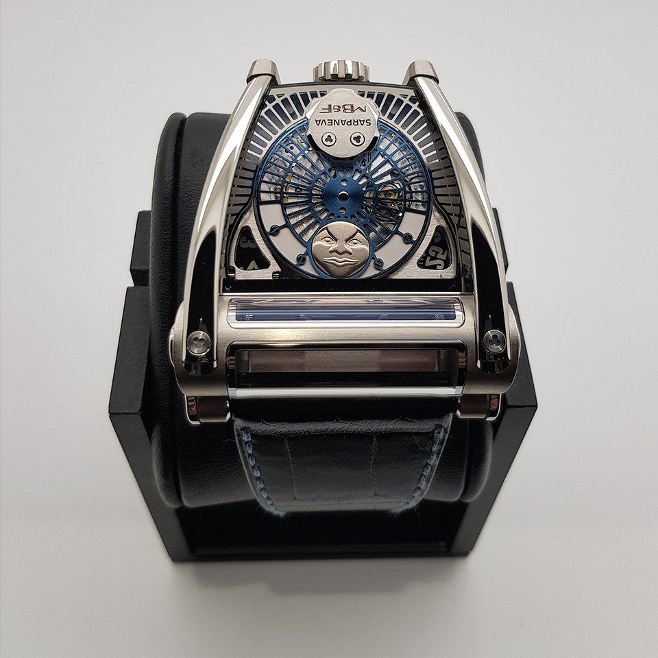 MasculinMag's tweet photo. MB&amp;F continue à nous émerveiller avec ses
 «machines horologiques».
 Cette montre est produite en 3 éditions limitées de 12 pièces chacune.
 #SIHH2018 #mbandf @mbandf #sarpaneva #moonmachine2 #horologicalmachines @sarpanevawatches https://t.co/pih1Onvz1Z