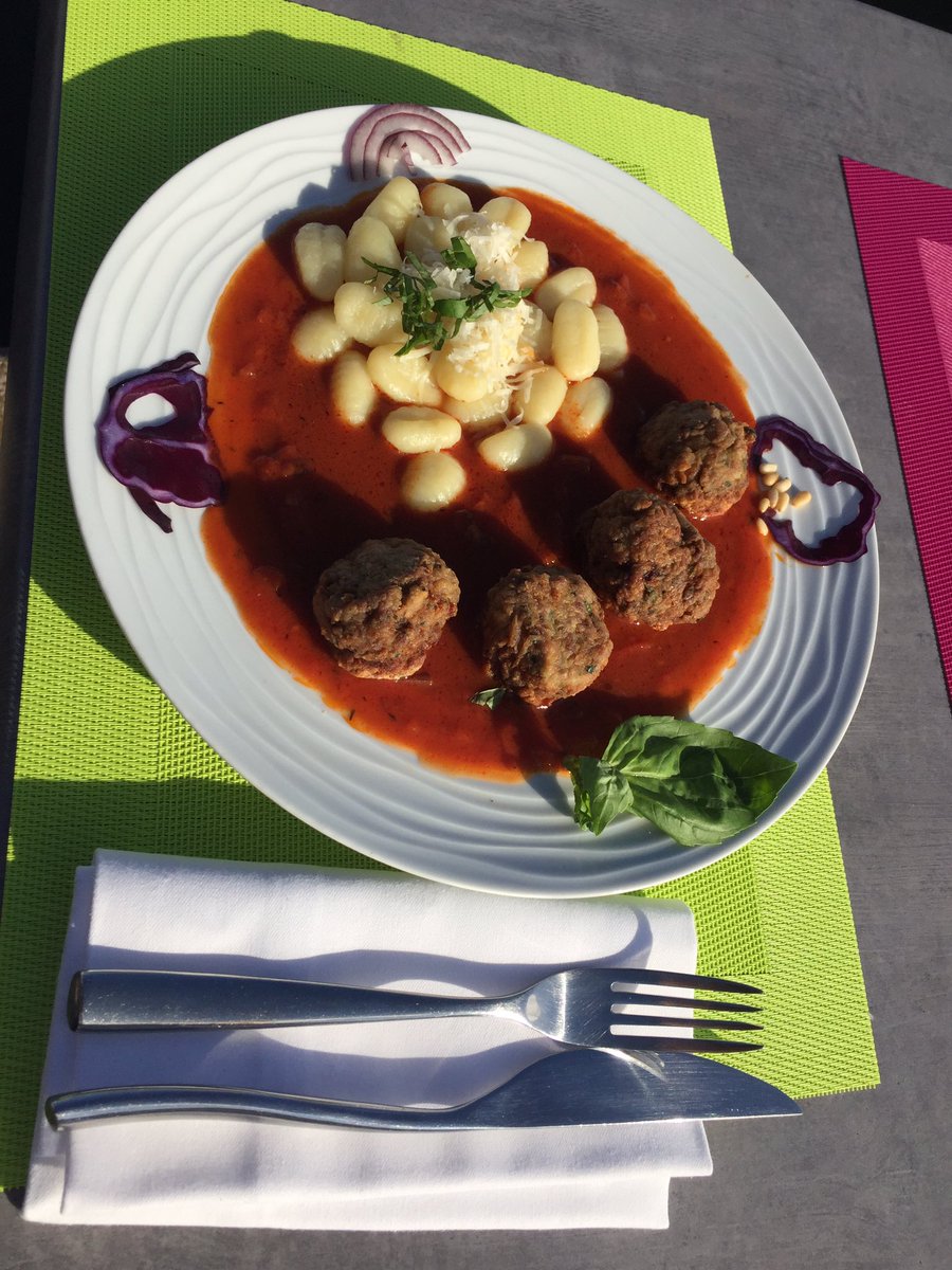 UpsilonD's tweet photo. Plat du jour et cafe : 15€

Boulettes de viande en sauce tomate accompagnées de gnocchi. https://t.co/uAcNOOuvFn