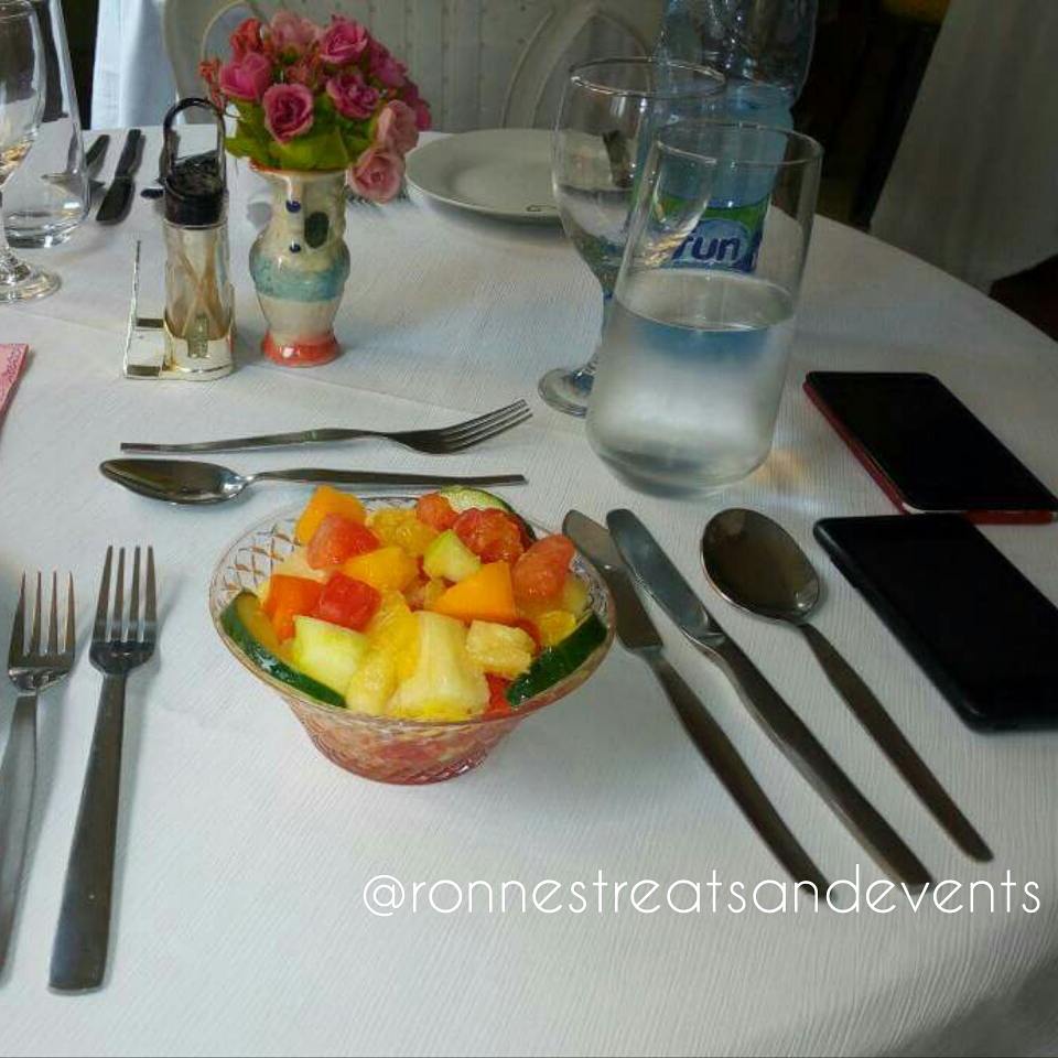 heyronnes's tweet photo. A burst🎆 of fruits and a splash of colour! Indulge in our Tropical 🍍 Fruit Plate!
#ronnestreatsandevents #ronnes #fruits #healthy #food #foodart #yummy #Nigerian #salad #tropical #colour #vitamins https://t.co/5BHOADsU1p