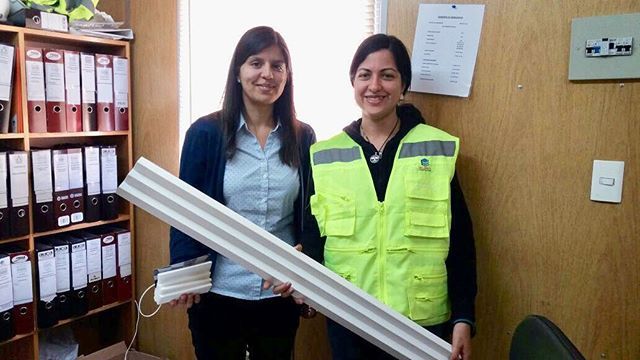 nmcenterreno's tweet photo. Euroconstructora, Edificio El Molino, El Molino 1275, Independencia.

Los profesionales de la oficina técnica, Camila Toledo y Yaely Barrios, revisando la moldura #Arstyl Z52 especificada en el hall de acceso. 
#molduras #adhesivos #adhesivos #edificacio… https://t.co/qZPv7D2snb https://t.co/W6FQGnB3jC