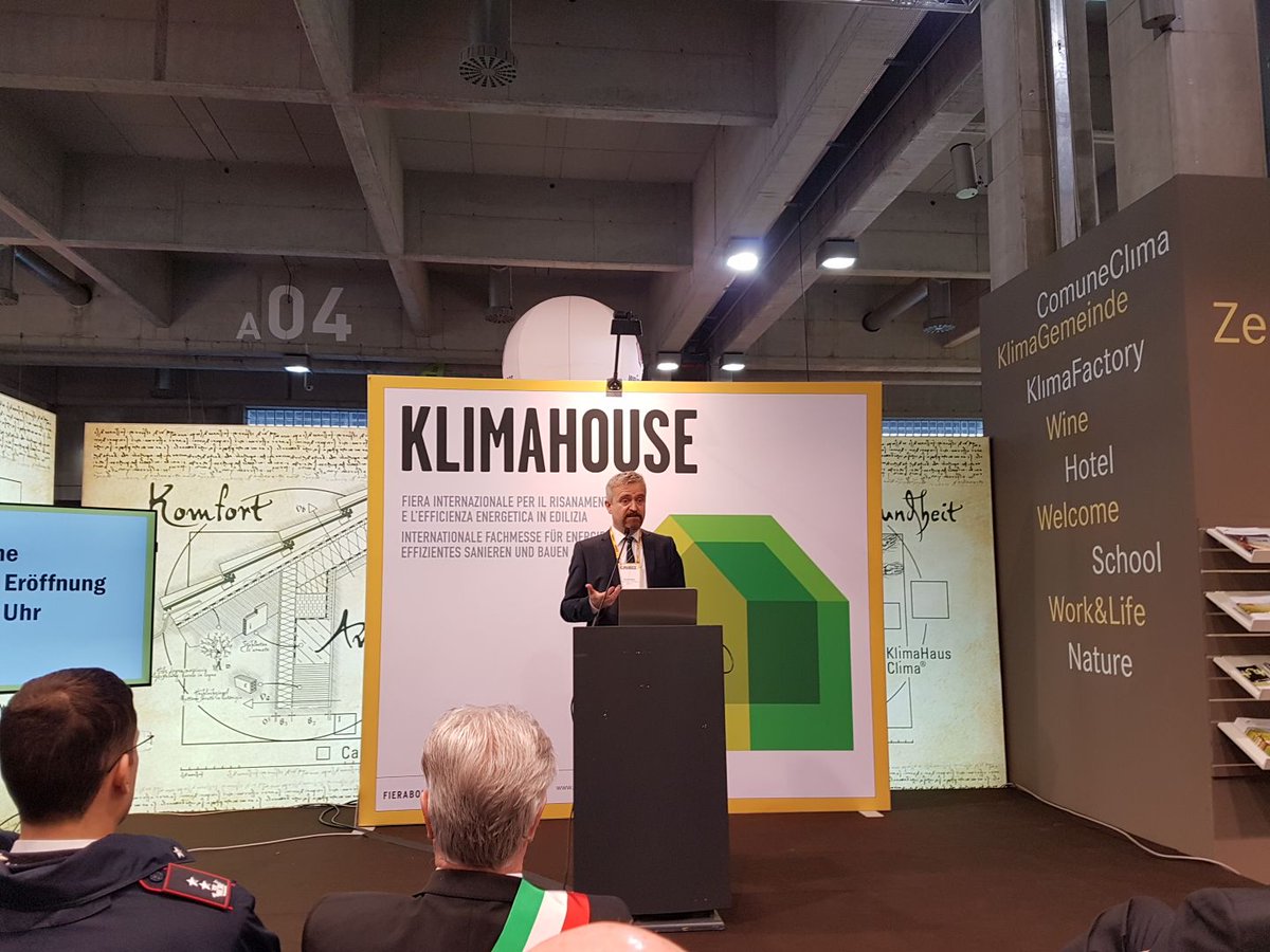 leti_palmisano's tweet photo. #UlrichSanta, direttore @ClimateHouse “I consumi degli edifici rappresentano un terzo del consumo energetico complessivo ma abbiamo i mezzi per ridurli in maniera efficace ed economica riducendo così consumi ed emissioni” #Klimahouse https://t.co/VvVIHN5zlE