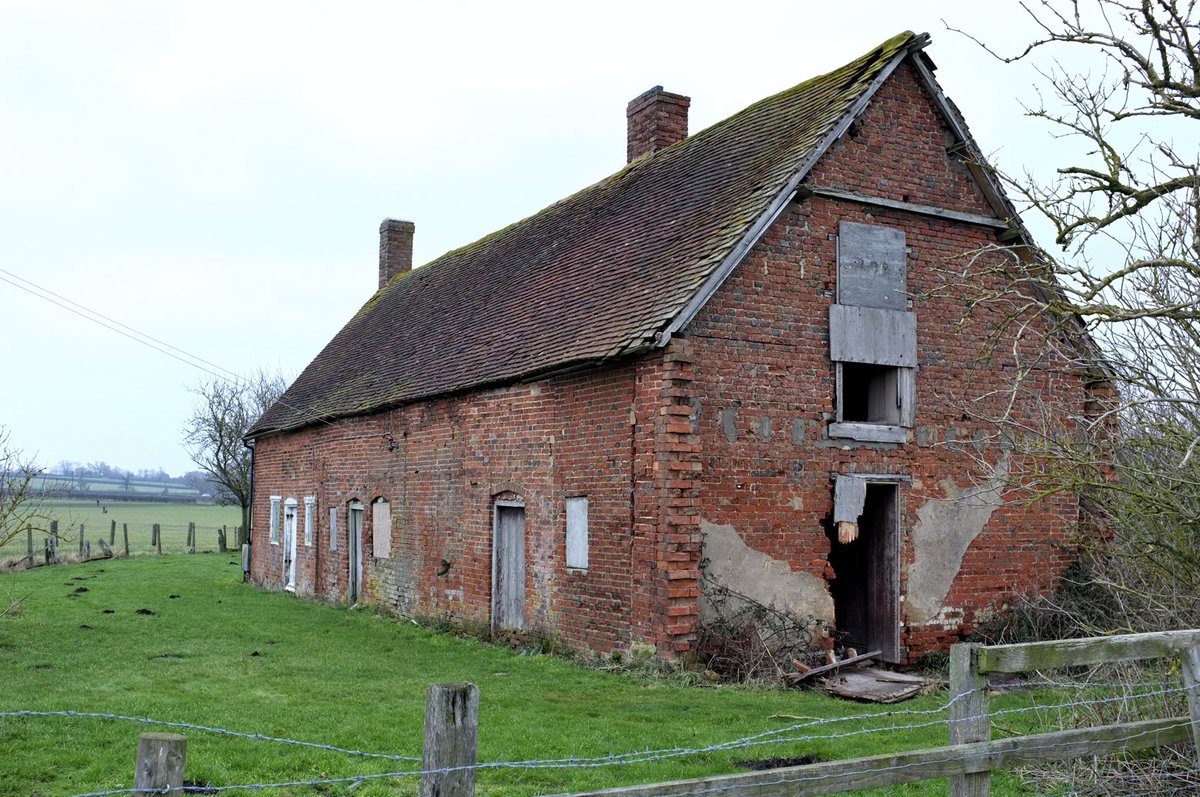 chesterton2015's tweet photo. (CHESTERTON`S HERITAGE AT RISK)   #GradeIIListedBuilding Warwickshire.  North end looked after south end now being vandalised and neglected.  Row of 2 cottages. Mid C16 barn converted to cottages in mid C17. Originally been the stables of Chesterton House, demolished in 1802. https://t.co/r9NiBAolga