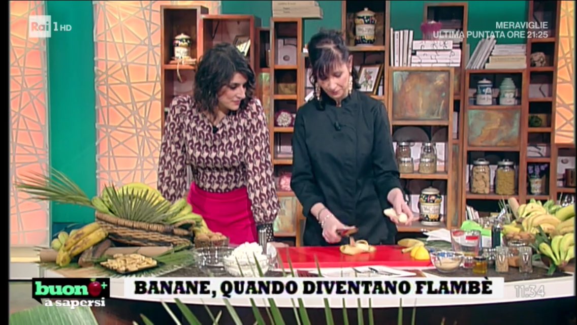 ElisaIsoardiFan's tweet photo. Con la maestra di cucina Micol Pisa prepariamo le banane flambé #buonoasapersi #raiuno https://t.co/E8QEF6Ic2z