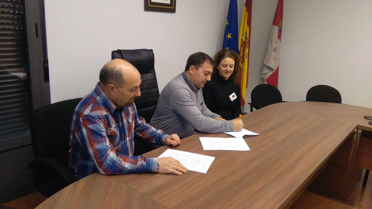 8Bierzo's tweet photo. El Ayuntamiento de #ToraldelosVados y #Asorbier firman un convenio de colaboración que permitirá la integración de las personas con discapacidad  en la vida del municipio al contar con interprete en la lengua de signos en todos los actos institucionales. #Notticias8Bierzo https://t.co/K4UHlPk0tS