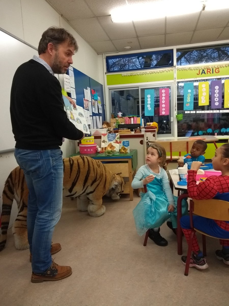 Dalton2Master's tweet photo. De Nationale Voorleesdagen zijn begonnen. Gemeenteraadslid Edo Haitsma kwam voorlezen in groep 1/2. #NationaleVoorleesdagen #voorleesontbijt https://t.co/pZwHavvn8i