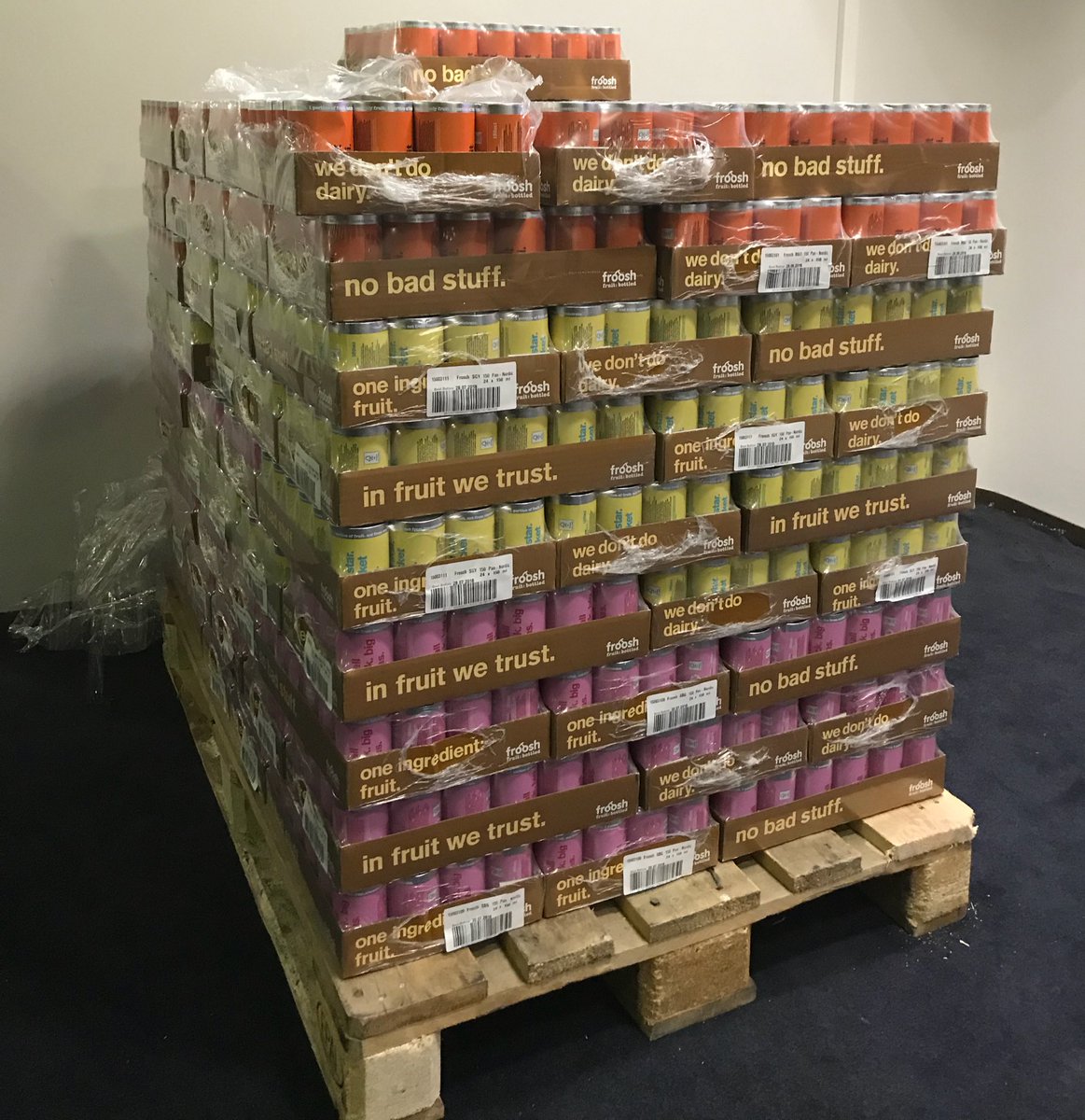 knuutilaessi's tweet image. Huomenna etsitään tulevaisuuden kahvilakokemusta #Ratkaisu18 -tilaisuudessa. #CGInext ja @FazerFood tarjoavat ideoinnin avuksi #froosh smoothieita BalanceBarissa. Nyt alkaa tarroittaminen 💪🏻 @katrianneli  @piahamari &amp;amp; @ElinaRuokari