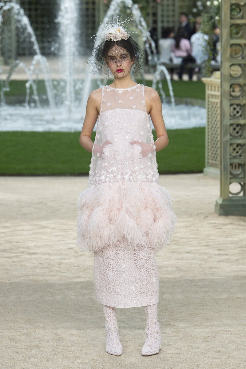 BlvLaura's tweet photo. Chanel HC SS18 Chanel went very fluid by thoughts 💭! “ the feeling I have and the mood “ for me the show made us feel like on our way to the moon in a Chanel rocket 🚀 or sitting awe at the foot of a roaring cascade in the Georges Du Verdon.
#goodmorning #paris #fashion #chanel https://t.co/j9z4aoMzqV
