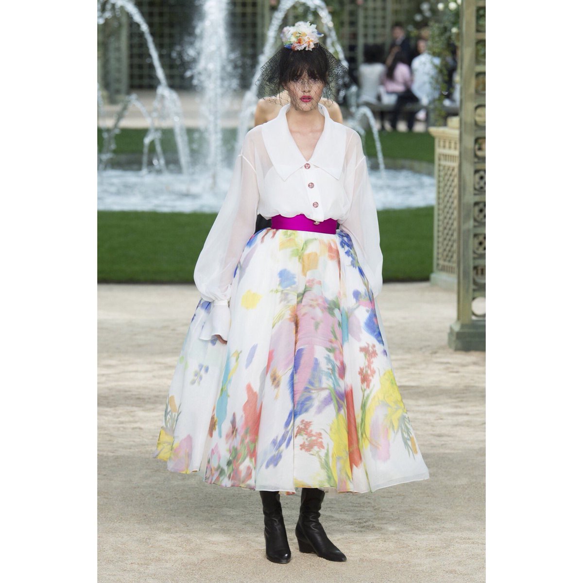 BlvLaura's tweet photo. Chanel HC SS18 Chanel went very fluid by thoughts 💭! “ the feeling I have and the mood “ for me the show made us feel like on our way to the moon in a Chanel rocket 🚀 or sitting awe at the foot of a roaring cascade in the Georges Du Verdon.
#goodmorning #paris #fashion #chanel https://t.co/j9z4aoMzqV
