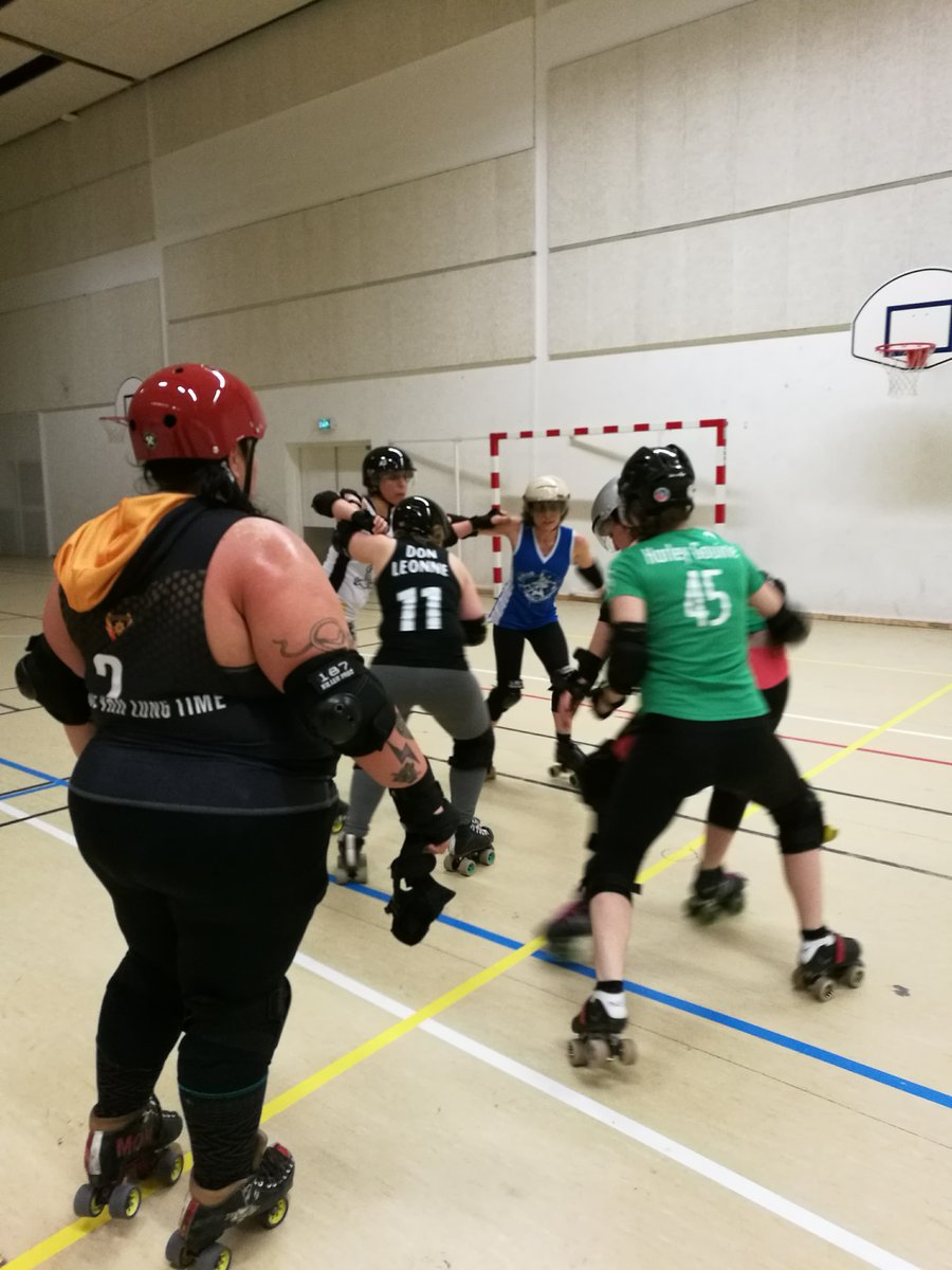 parisrollergrls's tweet photo. Always happy to welcome visitors, share some drills. Thanks Me Shove You Long Time and STEFCON1 for this practice. #derbyworld #rollergirls @TXRollergirls @LADerbyDolls https://t.co/7qDtgajfXr