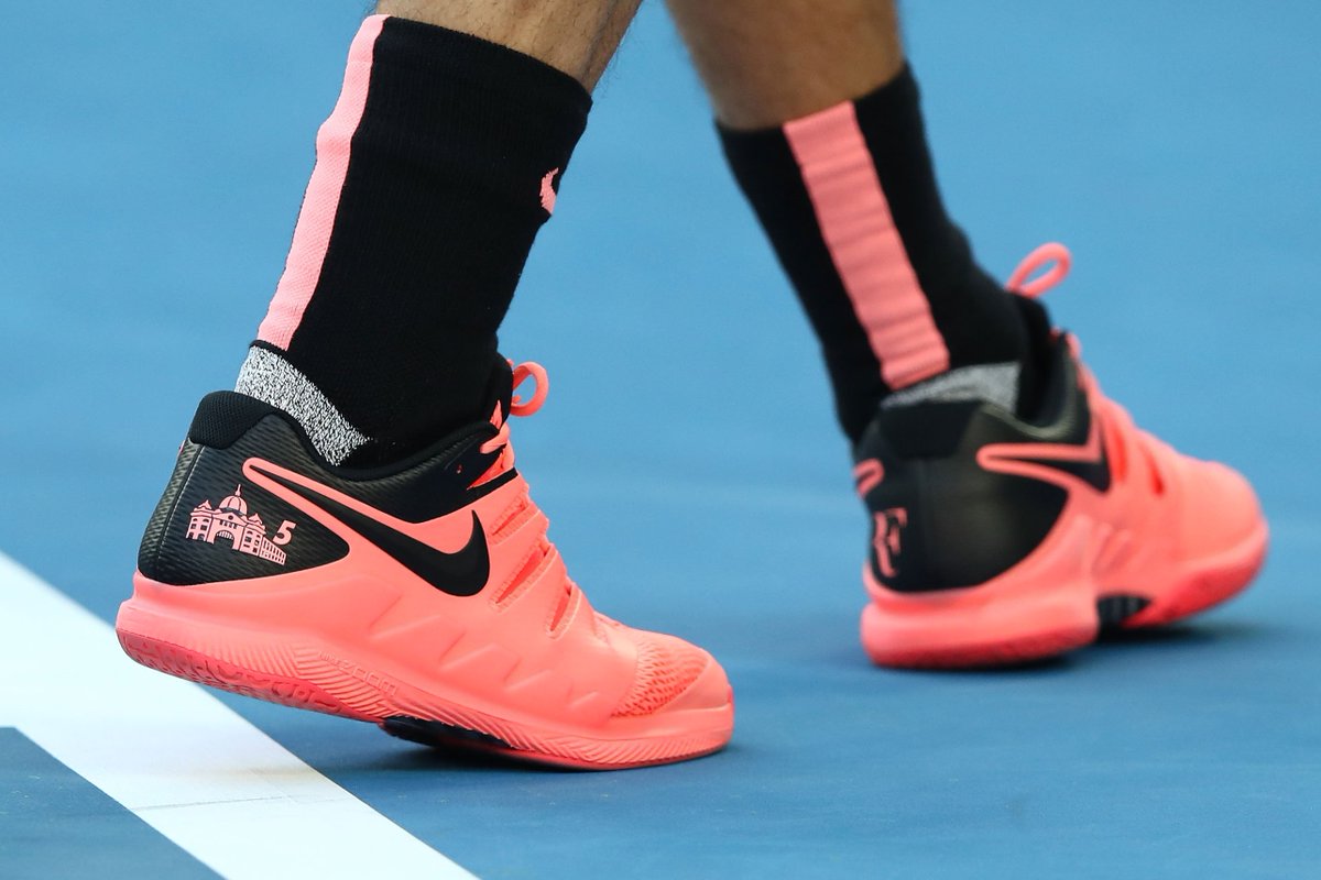 roger federer pink shoes