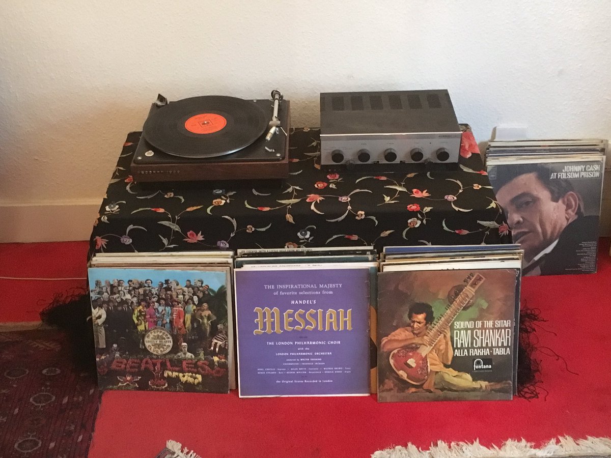 juliewebblark's tweet photo. Thank you @HandelHendrix museum for the wonderful tour. Clear your diary as Friday 23 February is a #freeopenday to celebrate Handelโs birthday. Not only GFH but also Jimi Hendrixโs flat @Lark_MI #jimiHendrix https://t.co/NcgBqlx4Vh