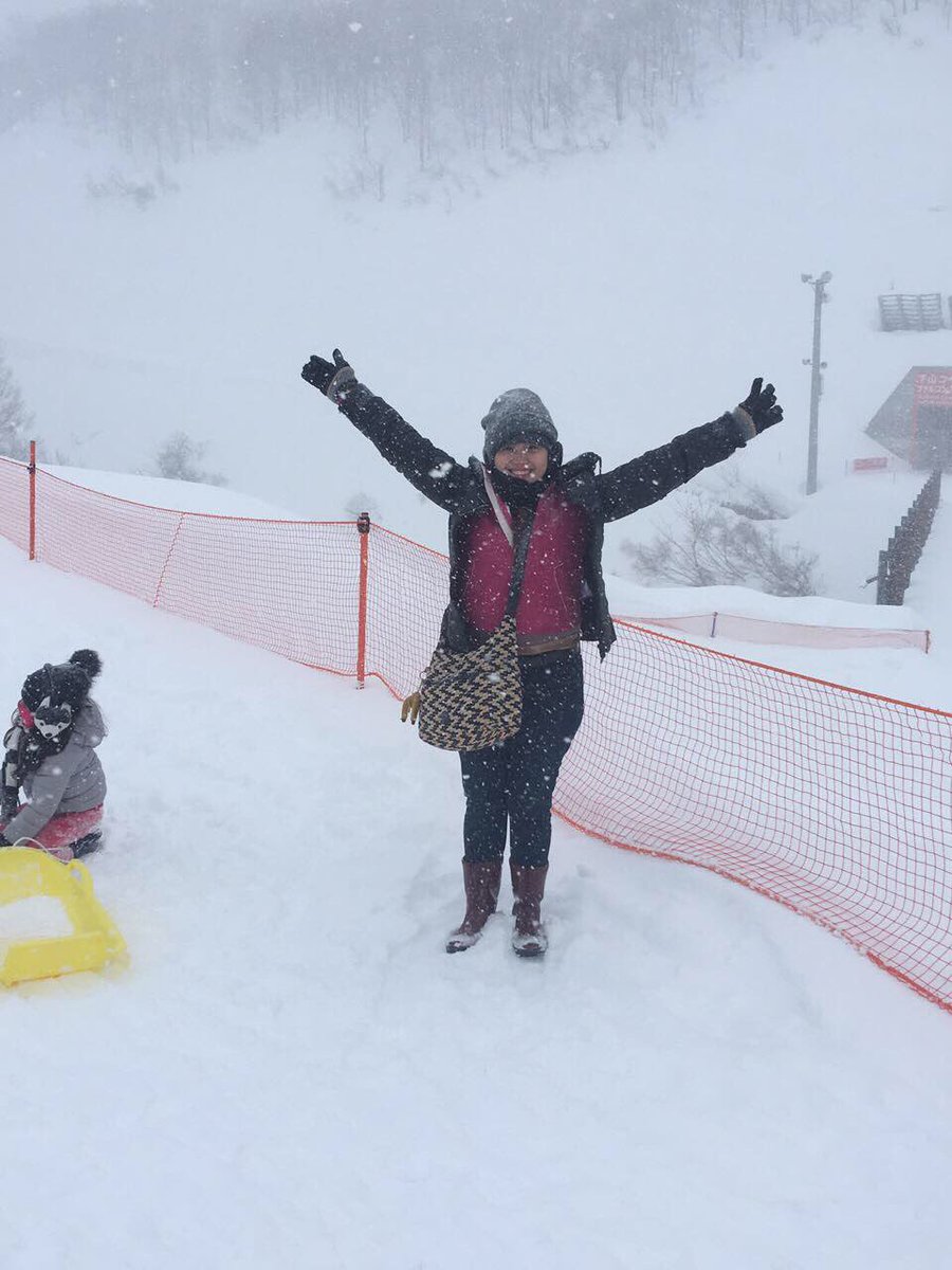 KateSal8's tweet photo. First time snow experience. ❄️ https://t.co/Qoq3mQWeWl