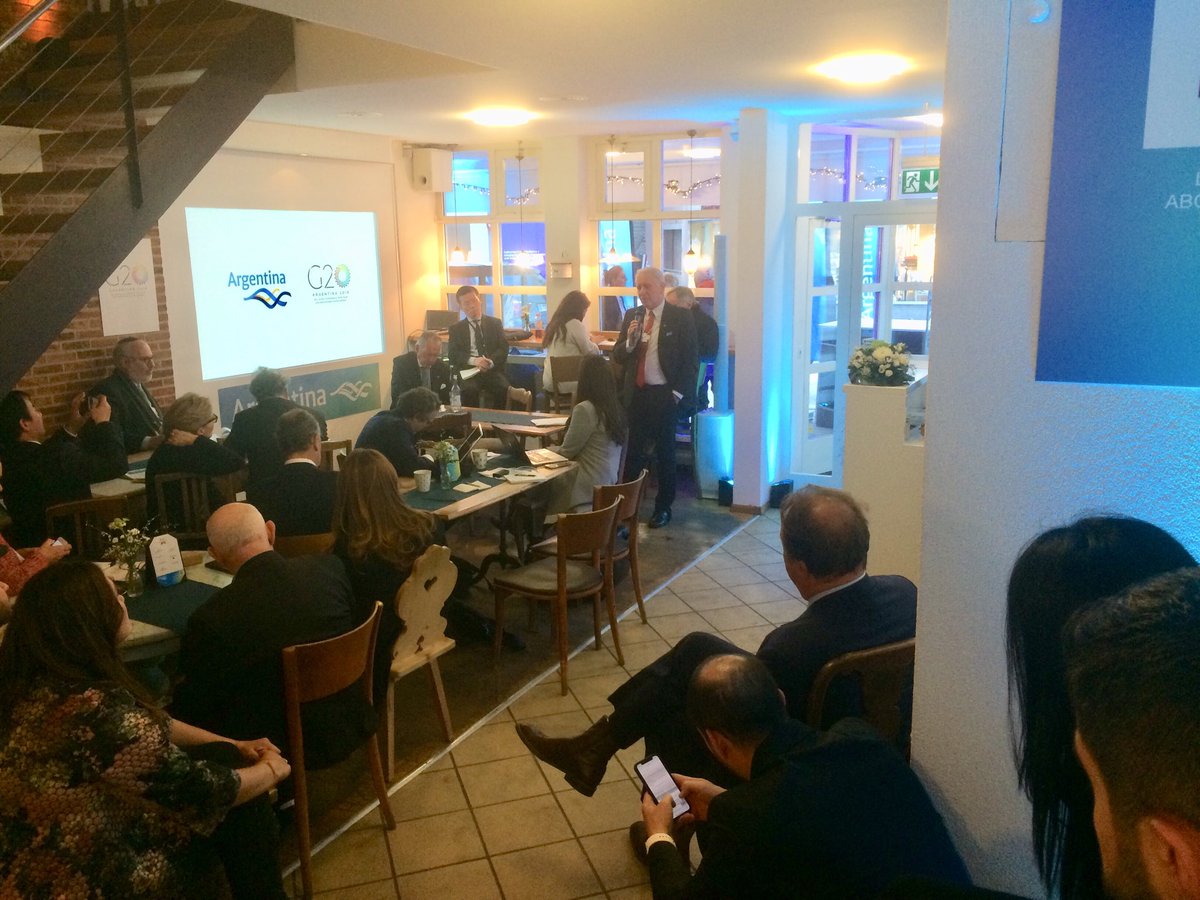 CACteinforma's tweet photo. .@victor_dosoretz, representante de la CAC, #CoChair de #SMEsDevelopment en el #B20Argentina presenta las prioridades del @b20 en #Davos #wef18 https://t.co/HmsiC0i8Ty