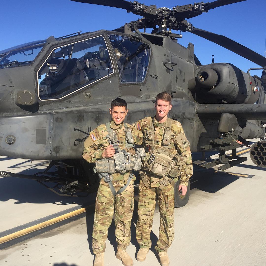 TETUmag's tweet photo. Daniel et Vincent se sont rencontrés à l'Académie militaire, mais ils ne pouvaient s'avouer leurs sentiments sous peine d'être renvoyés de l'armée (loi #DontAskDontTell). Début janvier, ils se sont mariés devant leurs camarades.
Plus d'infos : https://t.co/gbWfKr57Pj https://t.co/rJG08It2eG
