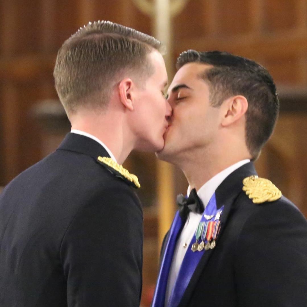 TETUmag's tweet photo. Daniel et Vincent se sont rencontrés à l'Académie militaire, mais ils ne pouvaient s'avouer leurs sentiments sous peine d'être renvoyés de l'armée (loi #DontAskDontTell). Début janvier, ils se sont mariés devant leurs camarades.
Plus d'infos : https://t.co/gbWfKr57Pj https://t.co/rJG08It2eG