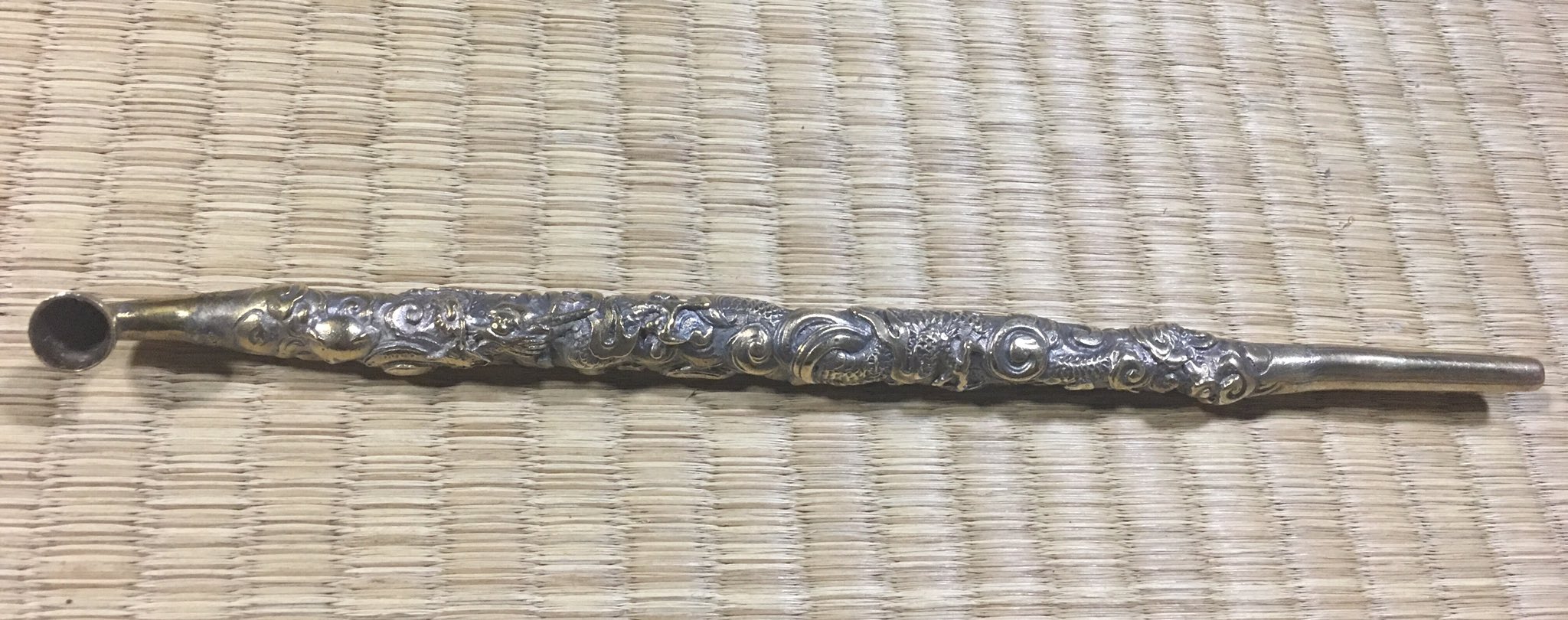 翔にゃん 前から欲しかった雲竜高彫の彫金煙管 オークションでついに手に入れてレストアしとった 内部を徹底的に掃除して 外側は磨いて燻して綺麗に蘇った ちょい長めの煙管やから 煙管筒は持ってたやつを参考に丁度ええ大きさのを自作した 翔にゃん 前から欲しかった雲竜高彫の彫金煙管 オークションでついに手に入れてレストアしとった 内部を徹底的に掃除して 外側は磨いて燻して綺麗に蘇った ちょい長めの煙管やから 煙管筒は持ってたやつを参考に丁度ええ大きさのを自作した