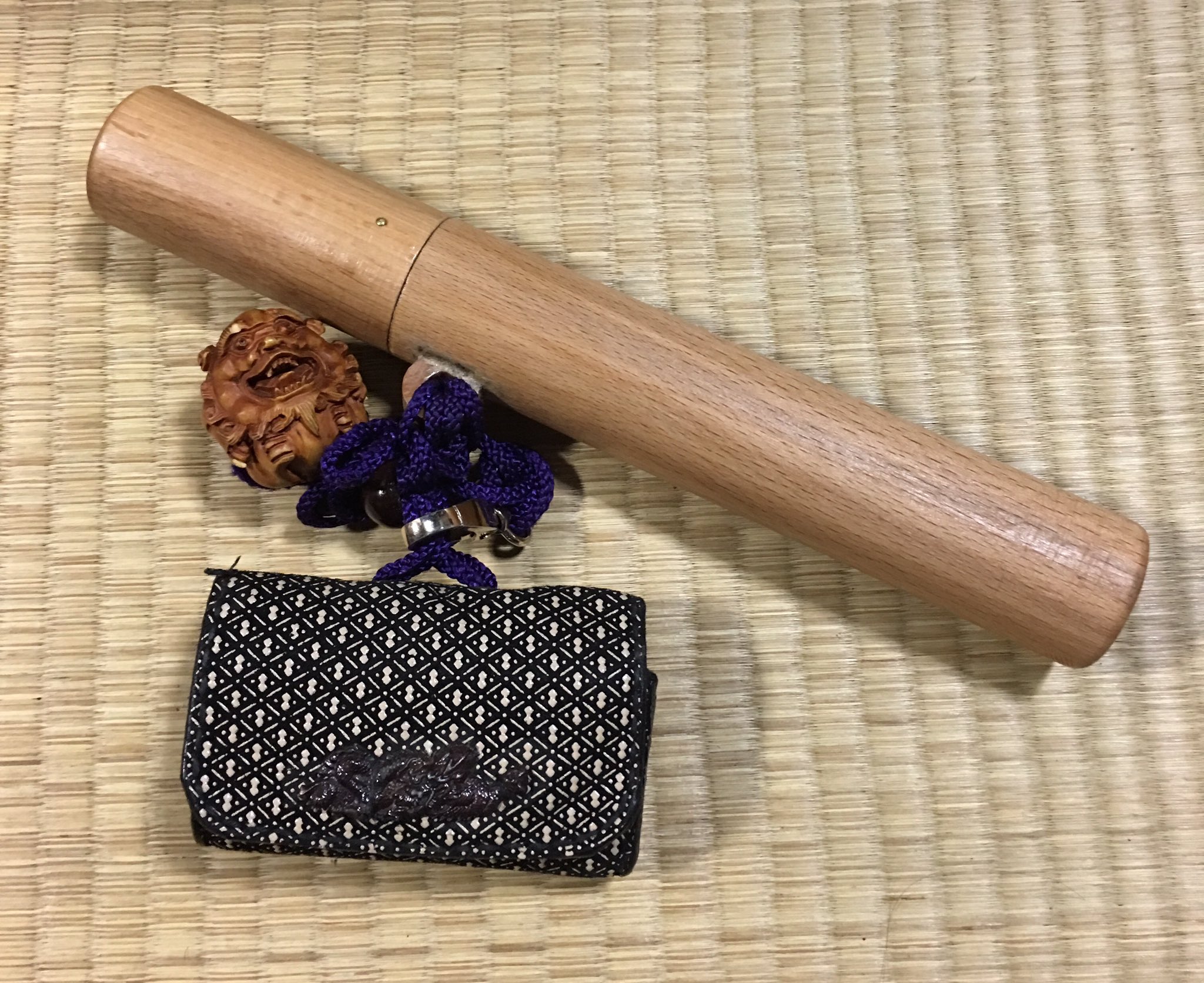 翔にゃん 前から欲しかった雲竜高彫の彫金煙管 オークションでついに手に入れてレストアしとった 内部を徹底的に掃除して 外側は磨いて燻して綺麗に蘇った ちょい長めの煙管やから 煙管筒は持ってたやつを参考に丁度ええ大きさのを自作した