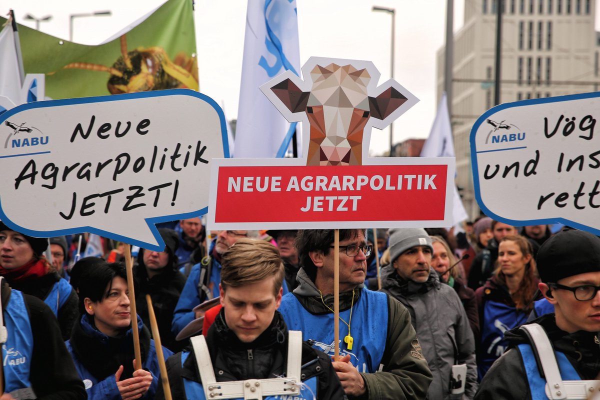 BirdLifeEurope's tweet photo. Some great photos taken by @NABU_Biodiv from right in the heart of the Berlin March for agriculture reform on Saturday! #FutureofCAP #WHES18 https://t.co/Wih6SEYUCe