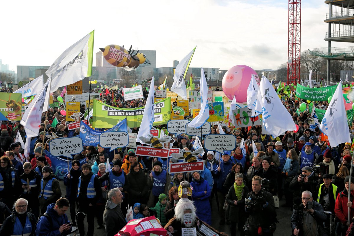 BirdLifeEurope's tweet photo. Some great photos taken by @NABU_Biodiv from right in the heart of the Berlin March for agriculture reform on Saturday! #FutureofCAP #WHES18 https://t.co/Wih6SEYUCe