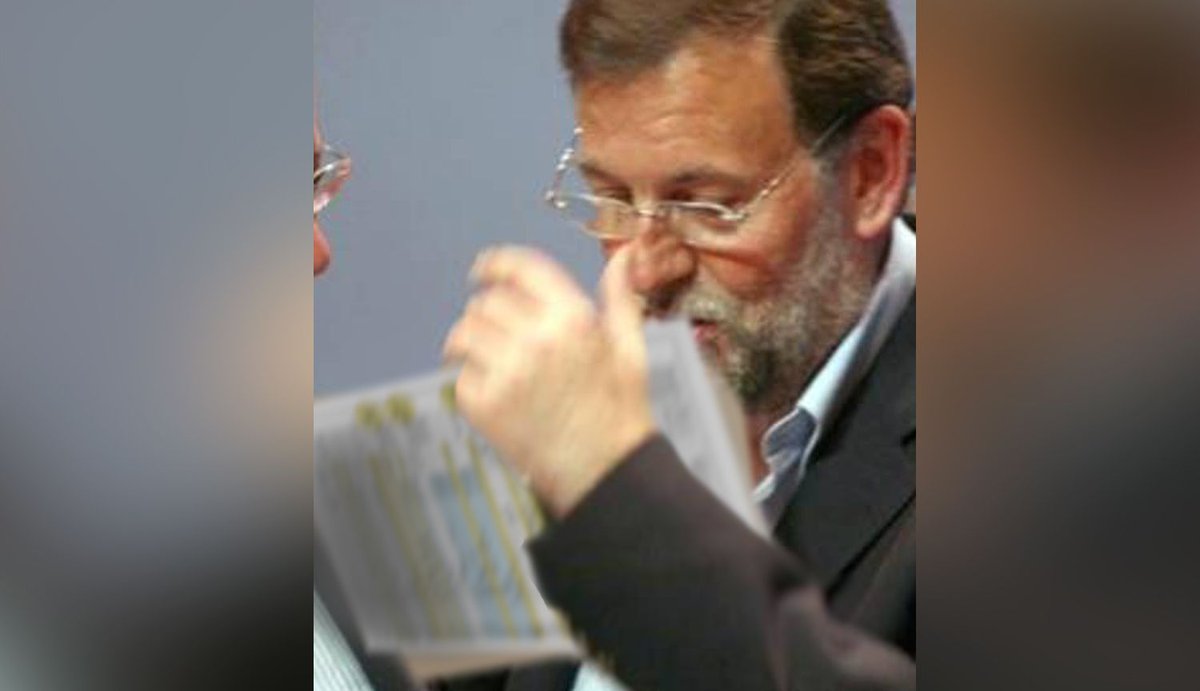 elmundotoday's tweet photo. Un hombre fuerza a Mariano Rajoy a besar los papeles de Bárcenas https://t.co/KokLtLj8jG https://t.co/RpTNY1S43x